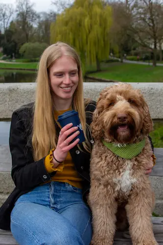 Oppas met hond op een bankje