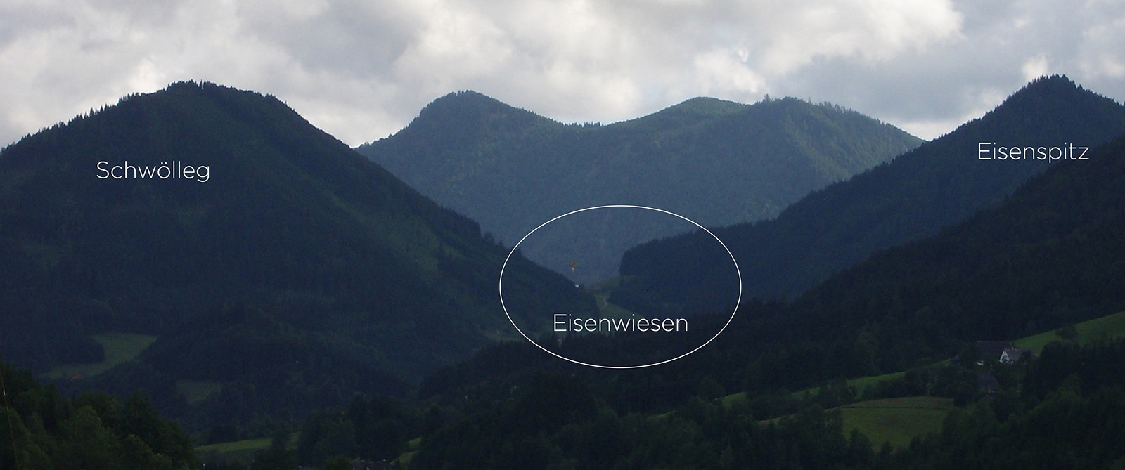 Foto Berge Schwölleg und Eisenspitze, in der Mitte eingekreist Eisenwiesen