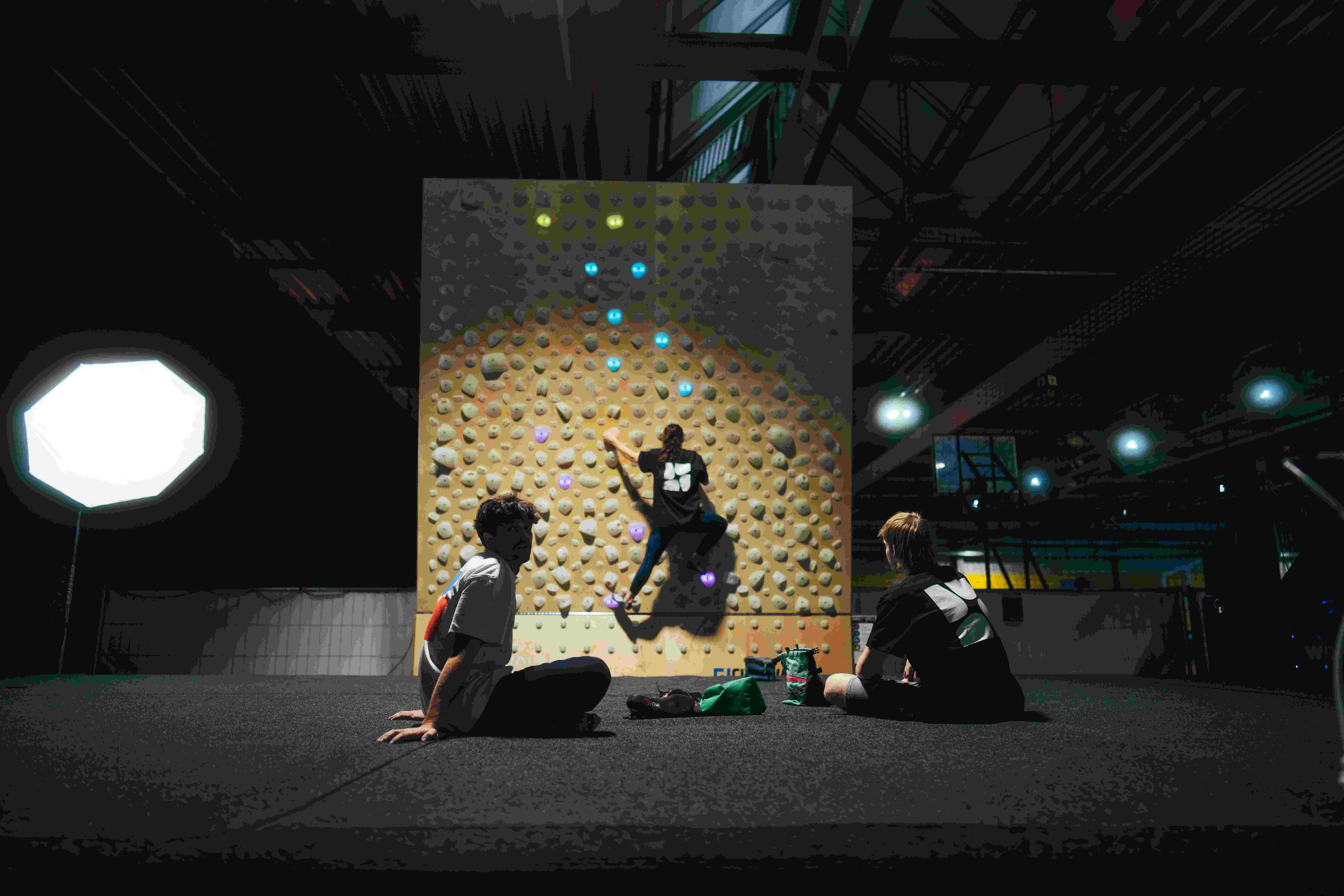 Bouldern an der Shiny Wall in München, LED-geführte Trainingswand