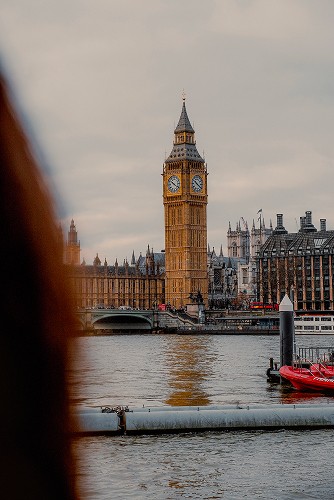 Fotografia uliczna przedstawiająca Big Ben w Londynie  