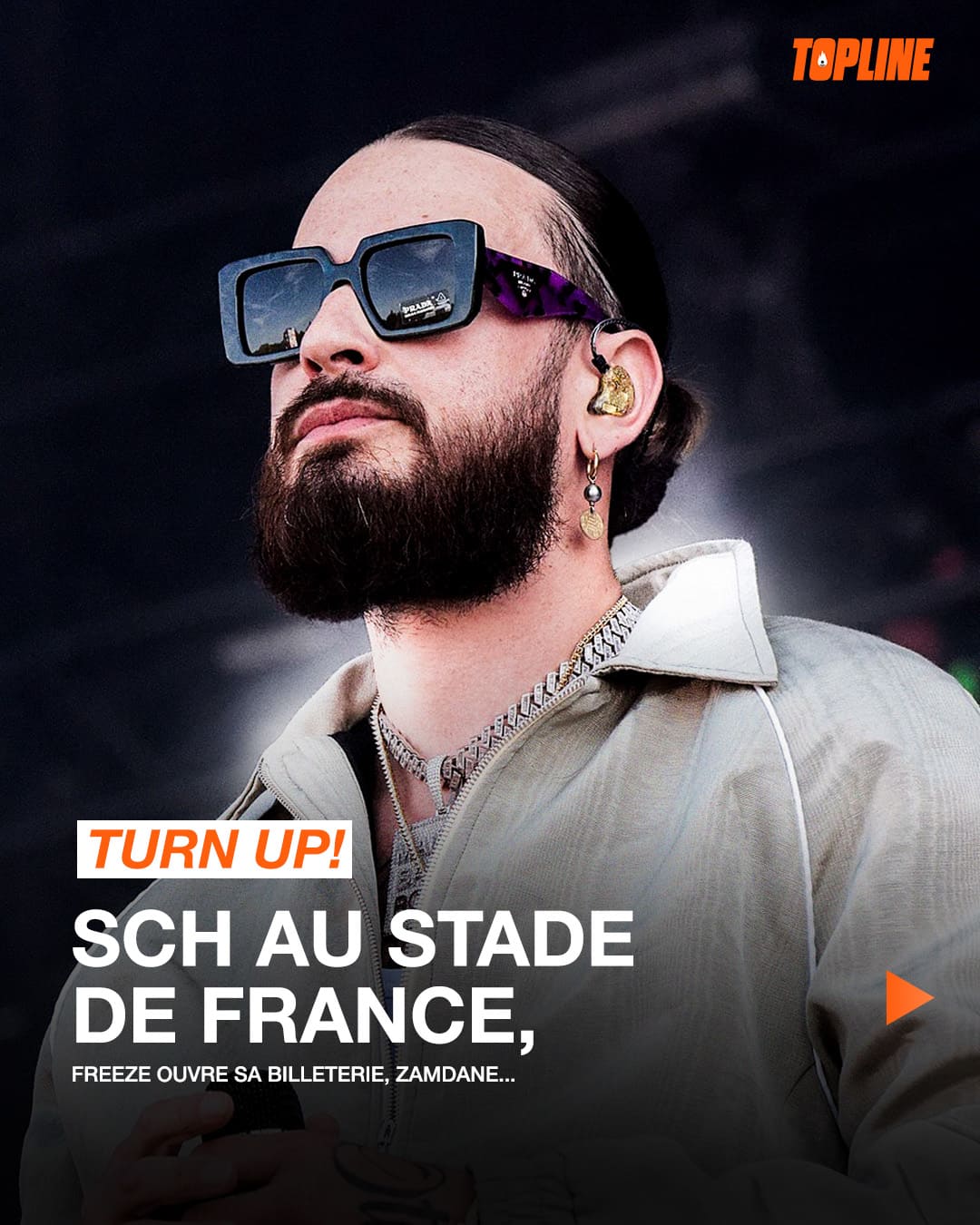 Exemple de post pour les réseaux sociaux du média TopLine, titré 'TURN UP!' sur fond du rappeur français SCH. Le portrait en gros plan de SCH est stylisé : il porte des lunettes de soleil Prada carrées et sombres, une barbe soignée, et plusieurs colliers et boucles d'oreilles. Le titre 'SCH AU STADE DE FRANCE' et les autres actualités (Freeze, Zamdane) sont affichés en typographie blanche et orange, avec un style graphique digne d'une couverture de magazine. Ce post est conçu pour informer l'audience sur l'actualité des concerts, événements et sorties majeures du rap français, illustrant l'expertise de Nux-Studio en graphisme digital et direction artistique de contenu événementiel et d'actualité.