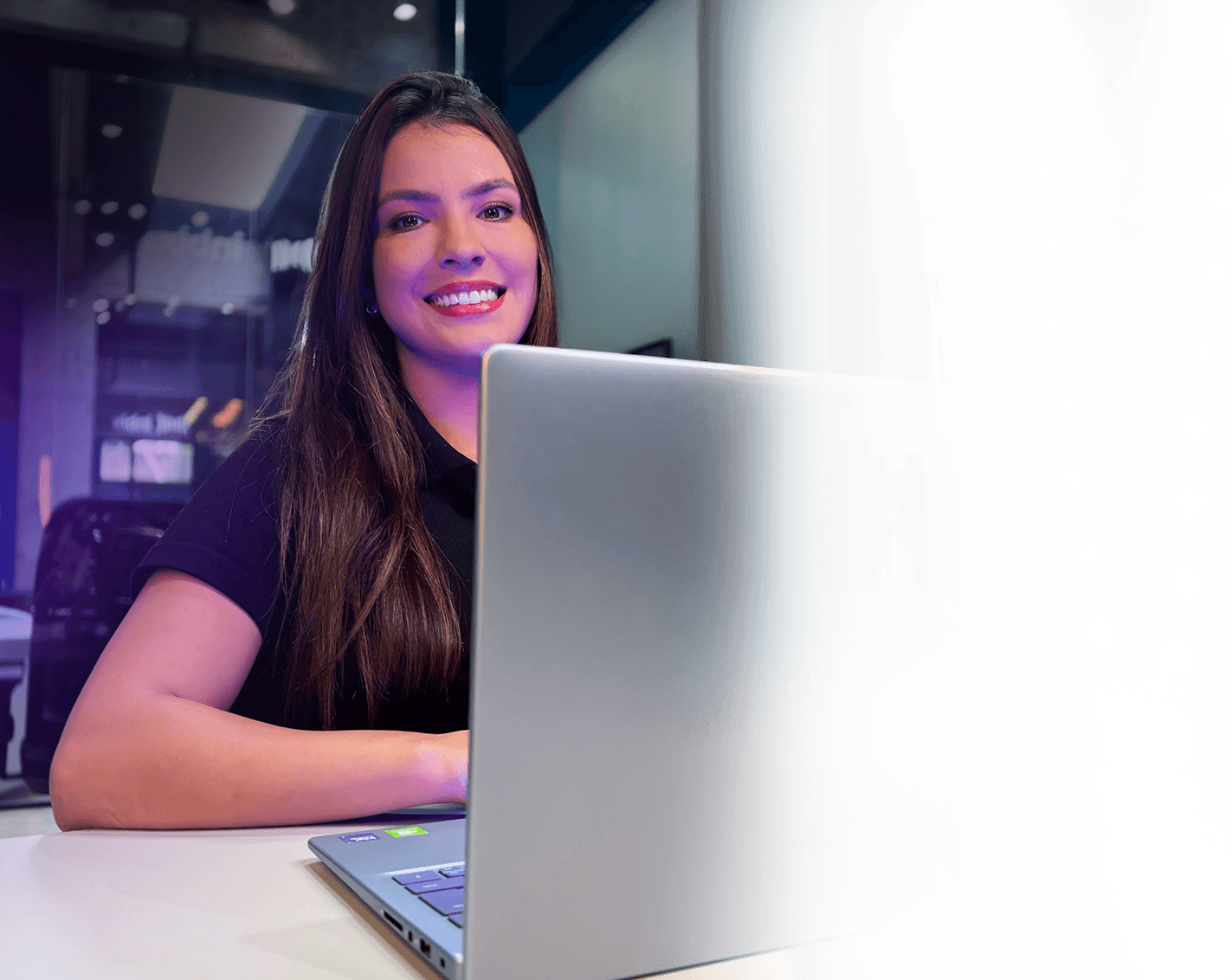 imagem de uma mulher com um notebook em um escritório