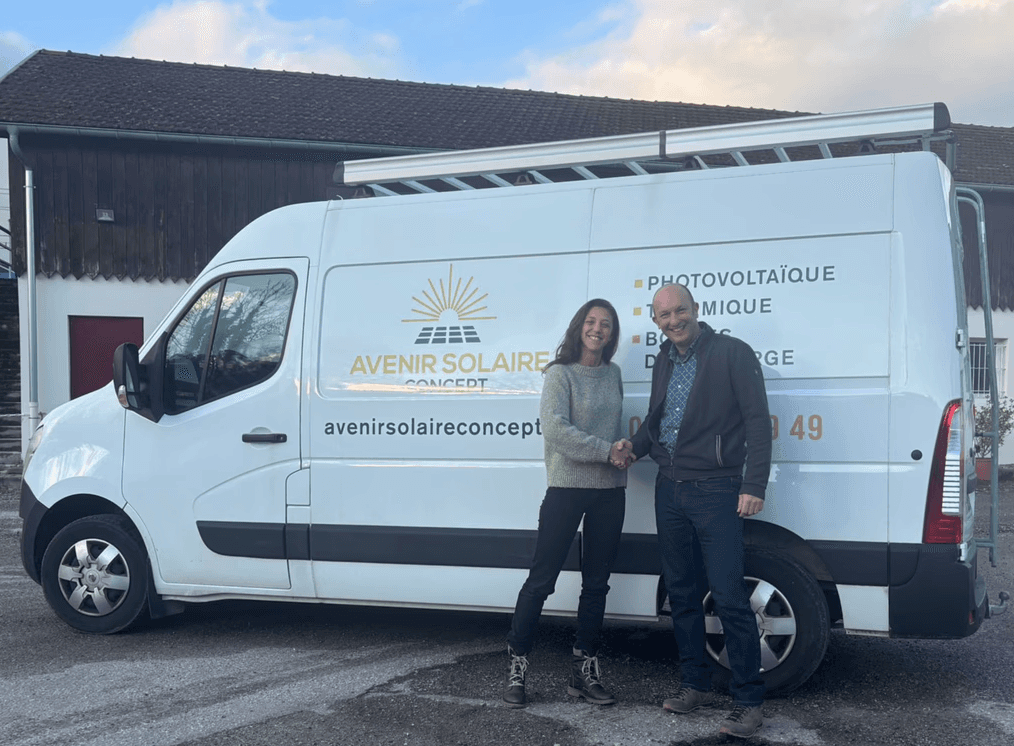 Photo d'Yvan d'Avenir Solaire Concept powered by Solarock et de Laure de Solarock devant un camion qui illustre le partenariat