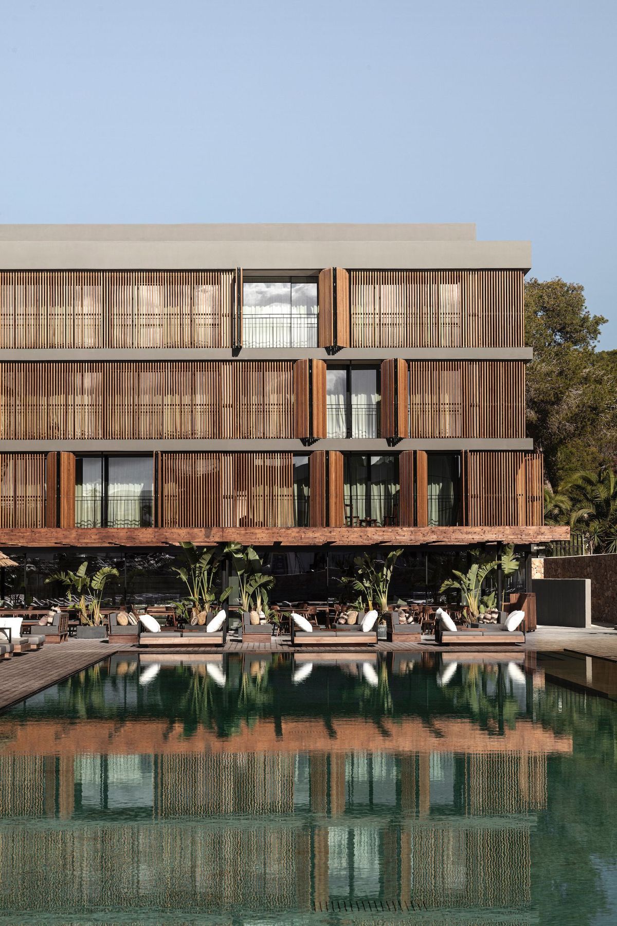 Modernes Hotelgebäude mit Holzfassade und Außenpool – Schlüsselfertiger Hotelbau und Hospitality-Konzepte.