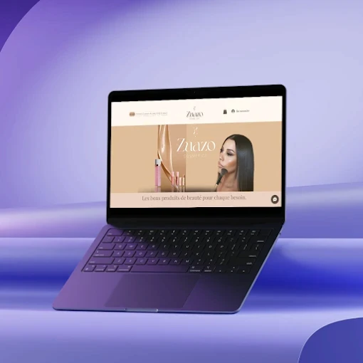 Site e-commerce Zuazo Cosmetics affiché sur ordinateur avec fond violet
