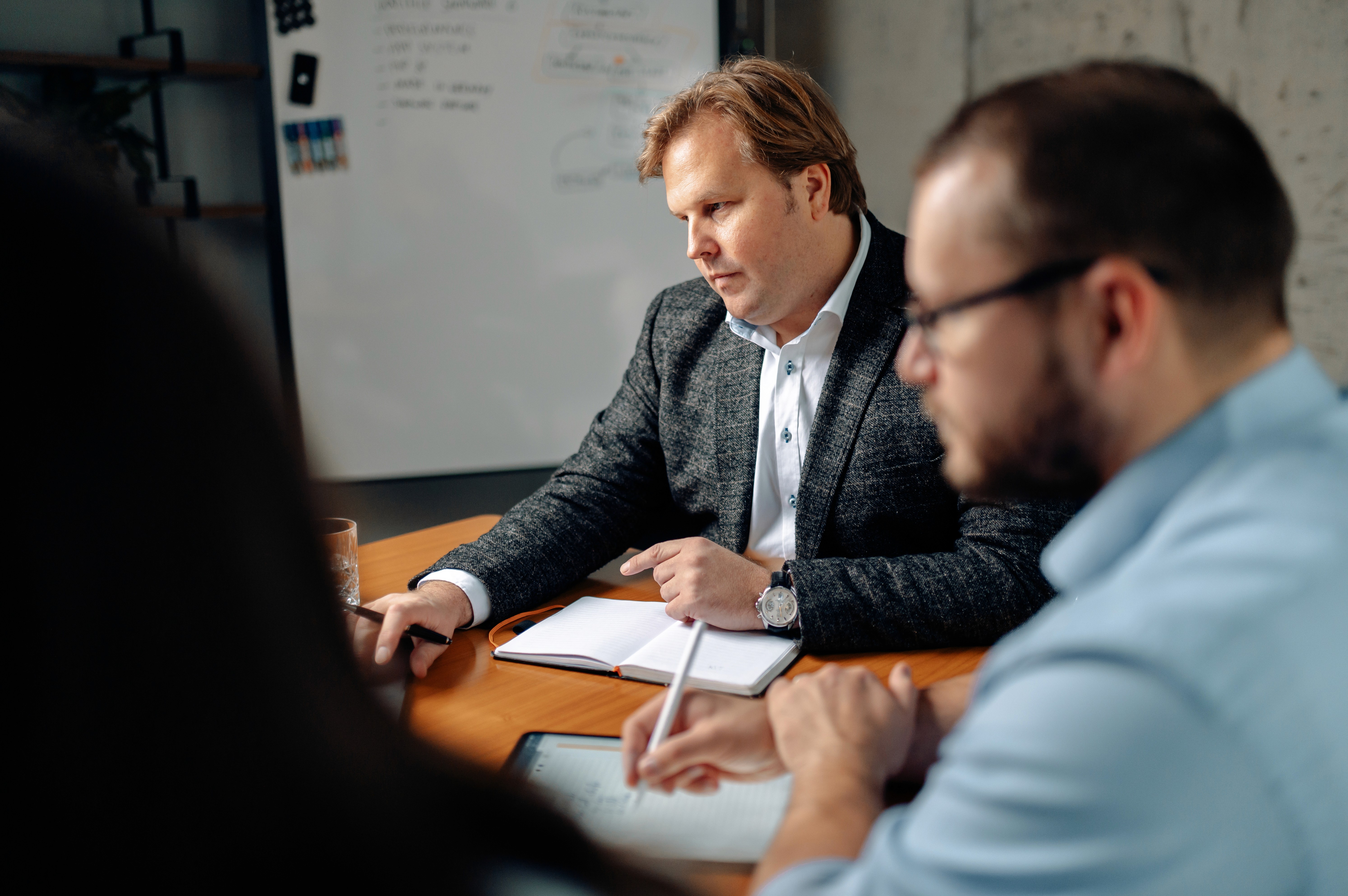 Teammeeting bei Commerce Partner – Planung digitaler Vertriebsprozesse