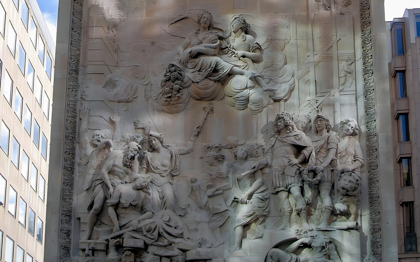 伦敦大火纪念碑上的铭文和浮雕。