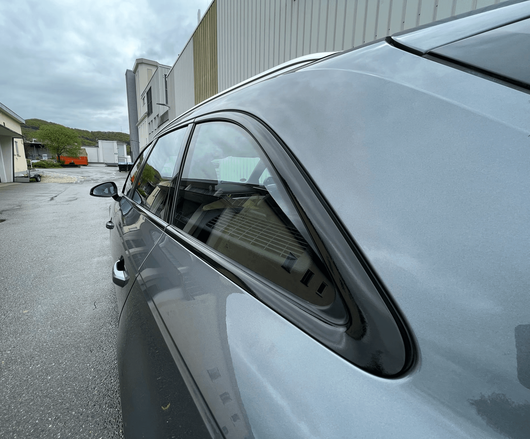 Chromleisten eines Autos, die schwarz foliert wurden