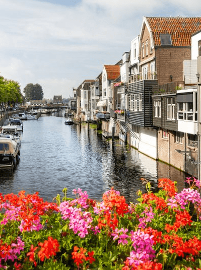 Monteur die dakgoot schoonmaakt met stofzuiger
