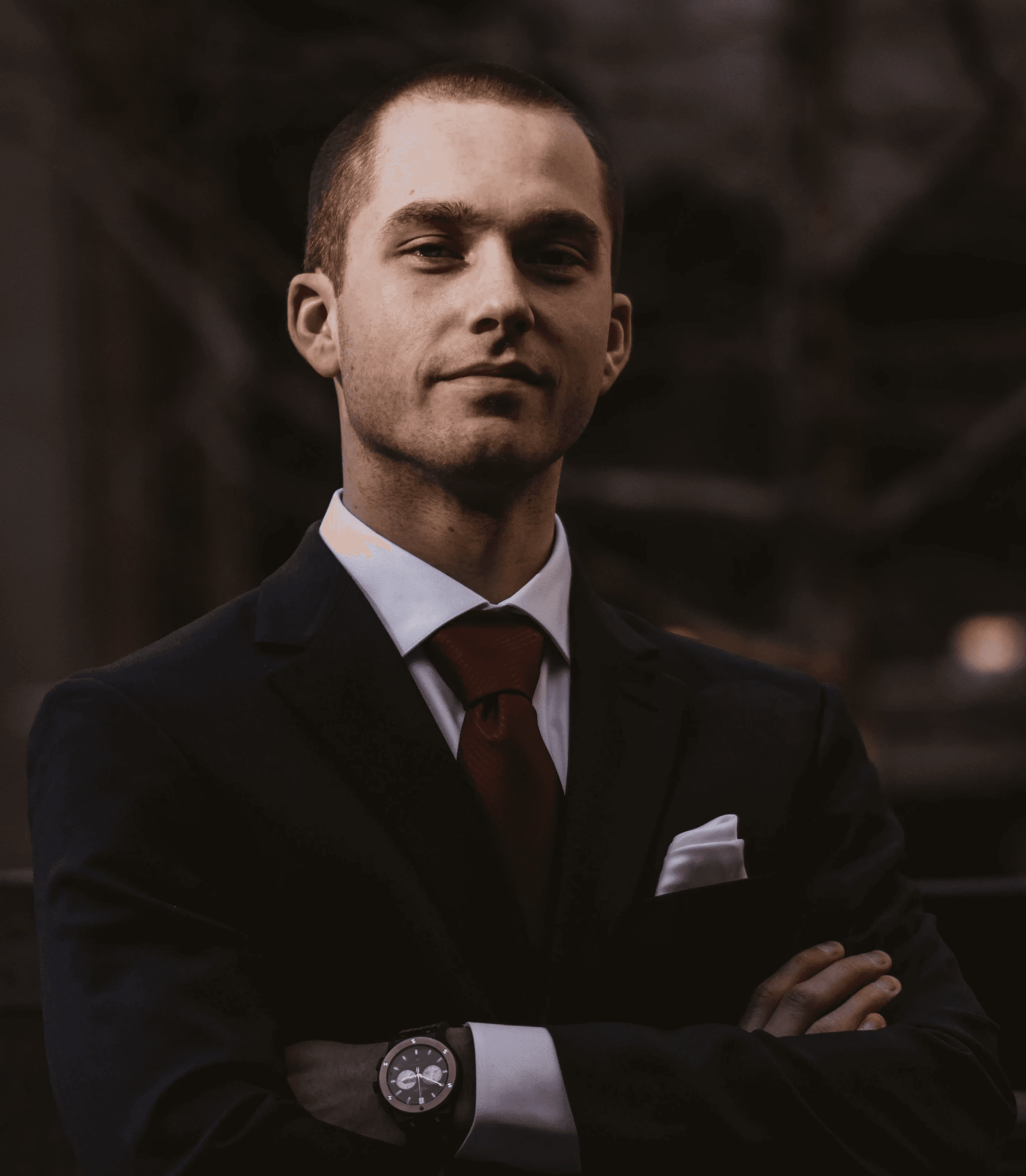 man wearing black notched lapel suit jacket in focus photography
