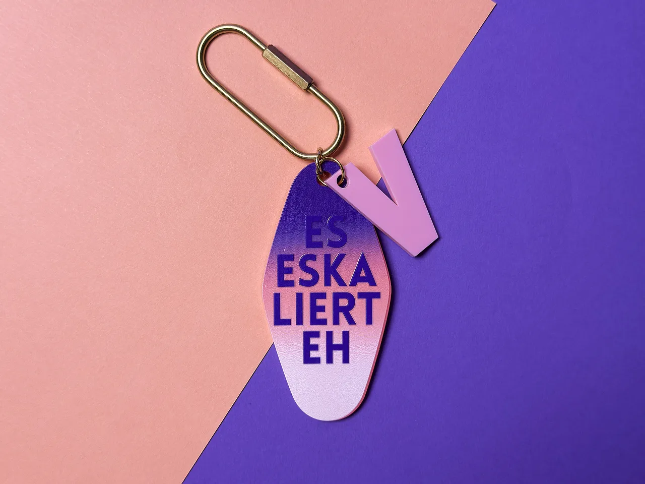 Acryl-Anhänger "Es eskaliert eh"