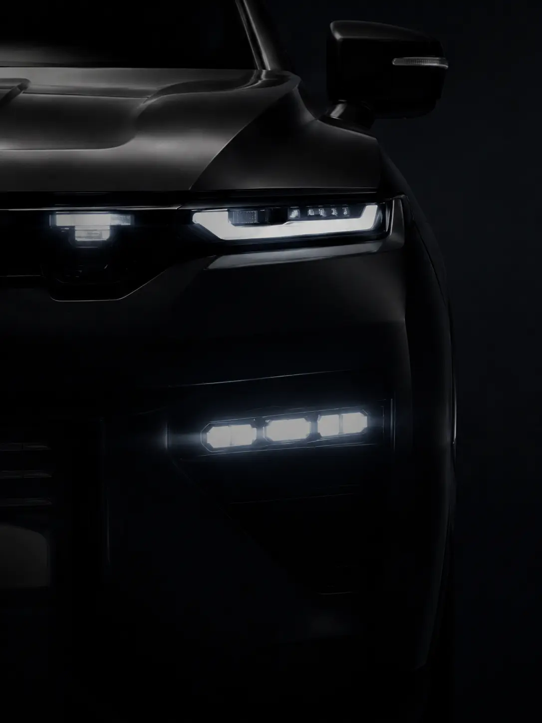 Frontansicht eines schwarzen Fahrzeugs mit leuchtenden LED-Scheinwerfern und markanter Lichtsignatur.