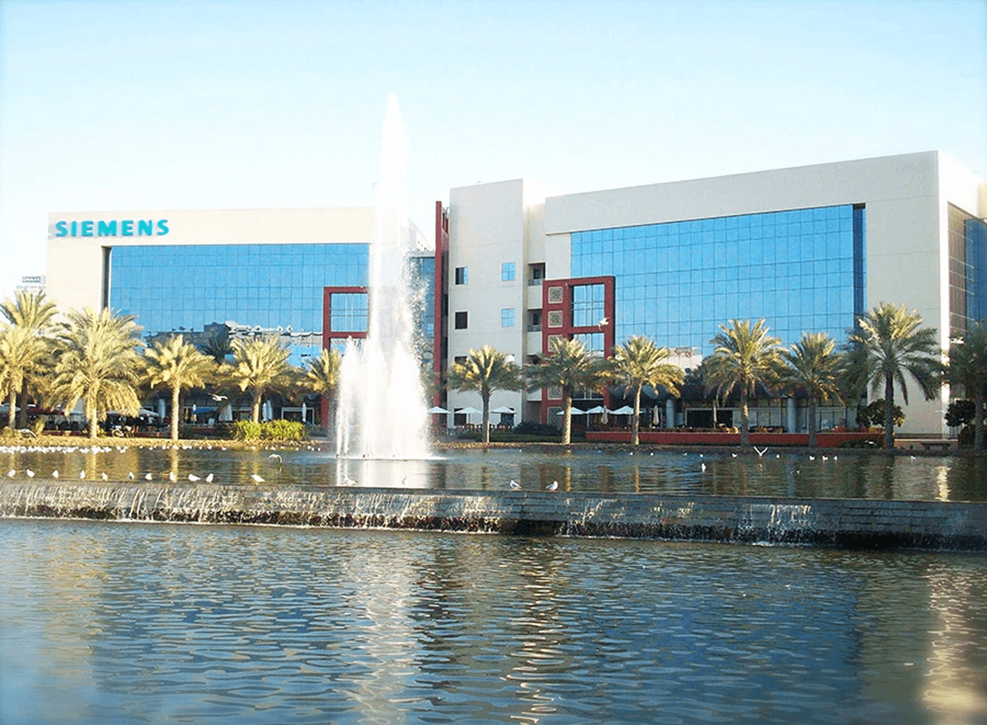 A lush view of the Dubai Internet City showing green spaces and waterfront.&nbsp;