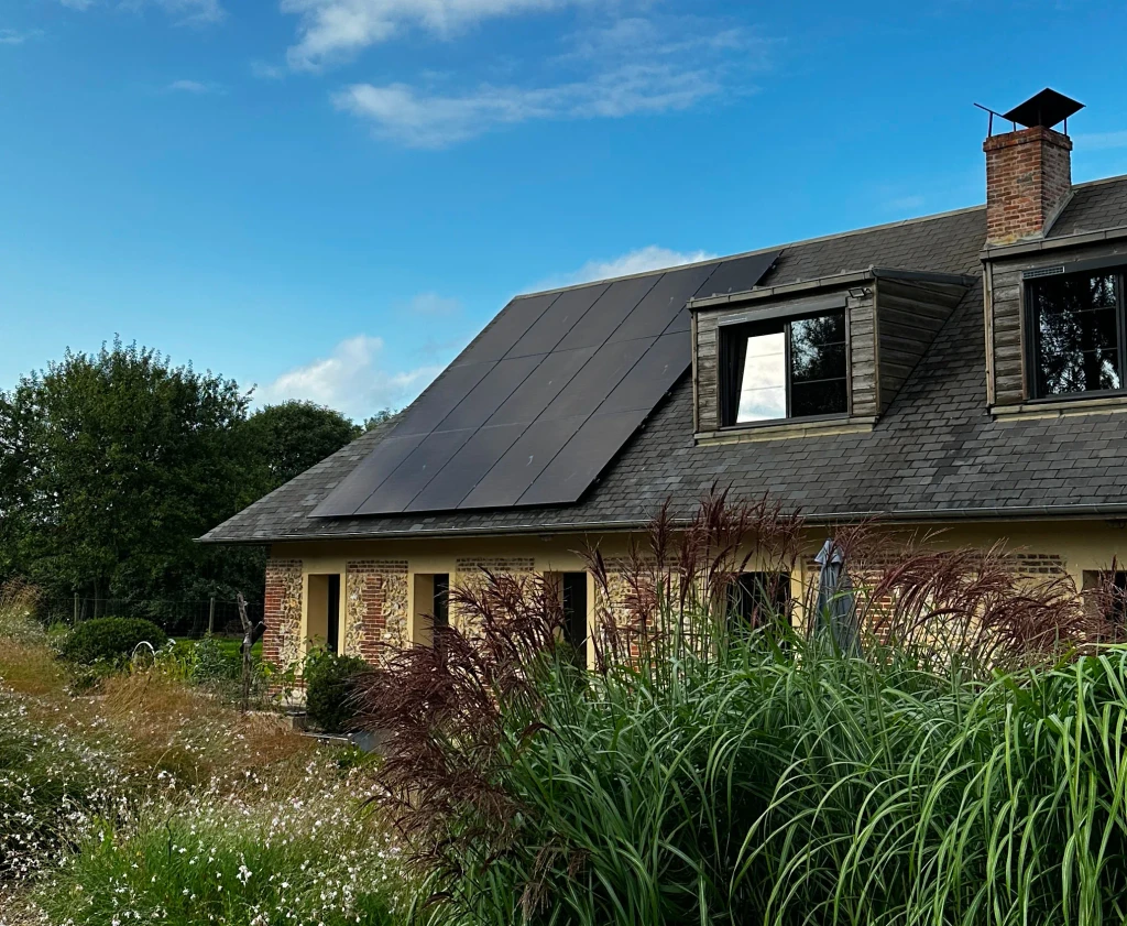 Photo d'une maison à Quincampoix équipée de panneaux solaires