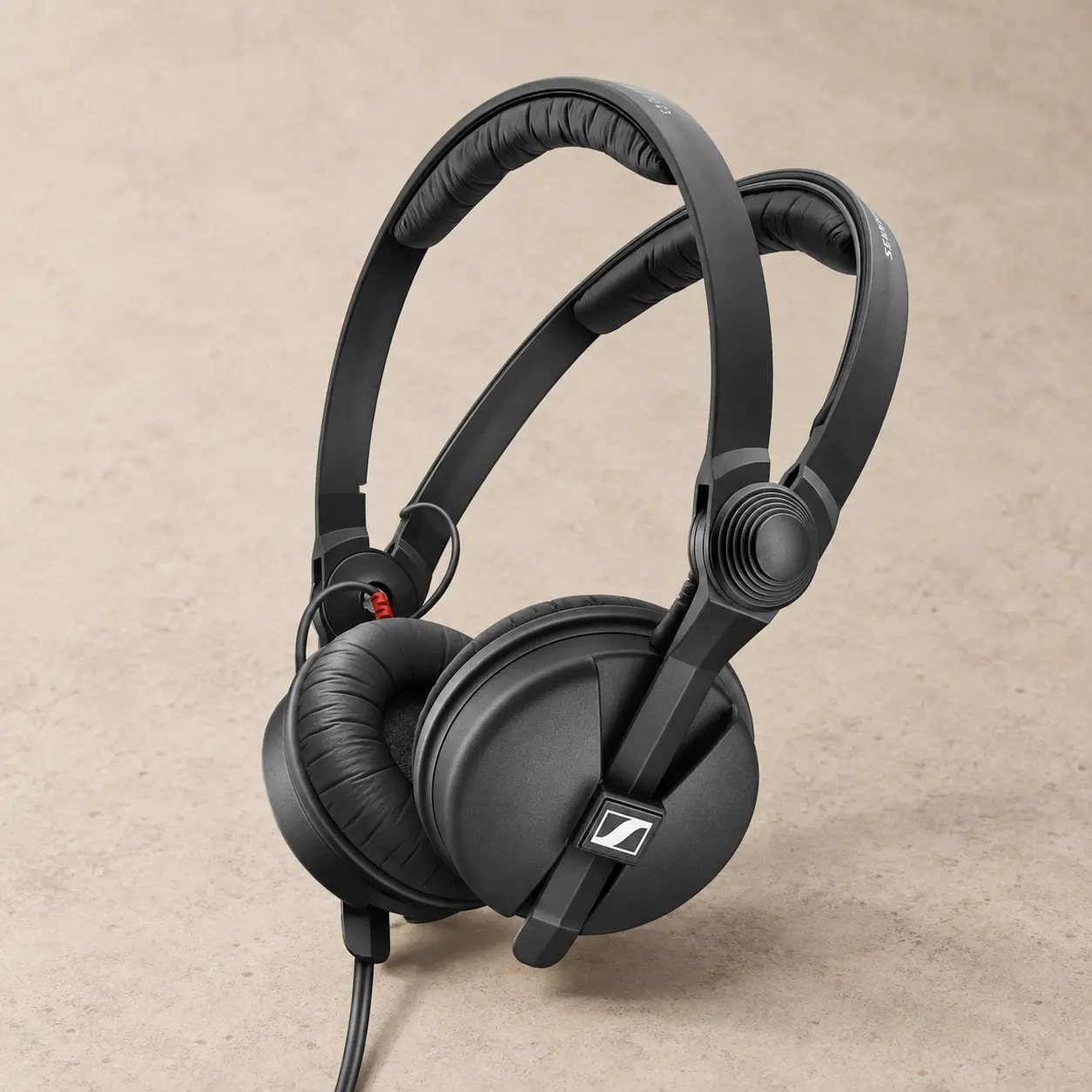 Sennheiser HD 25 na ciepłym tle w stylu Backroad Classic