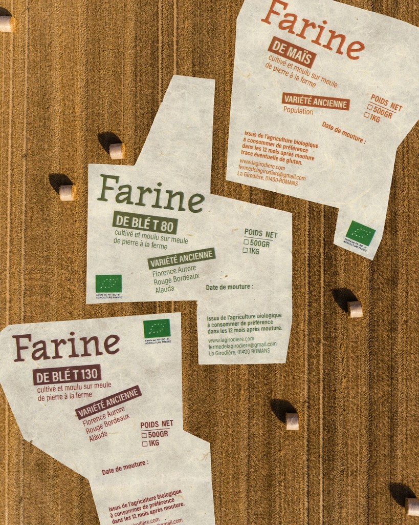 Signalétique extérieure du restaurant Au fil du goût, alliant visibilité et identité graphique forte. Composition graphique moderne pour une communication claire et attractive.