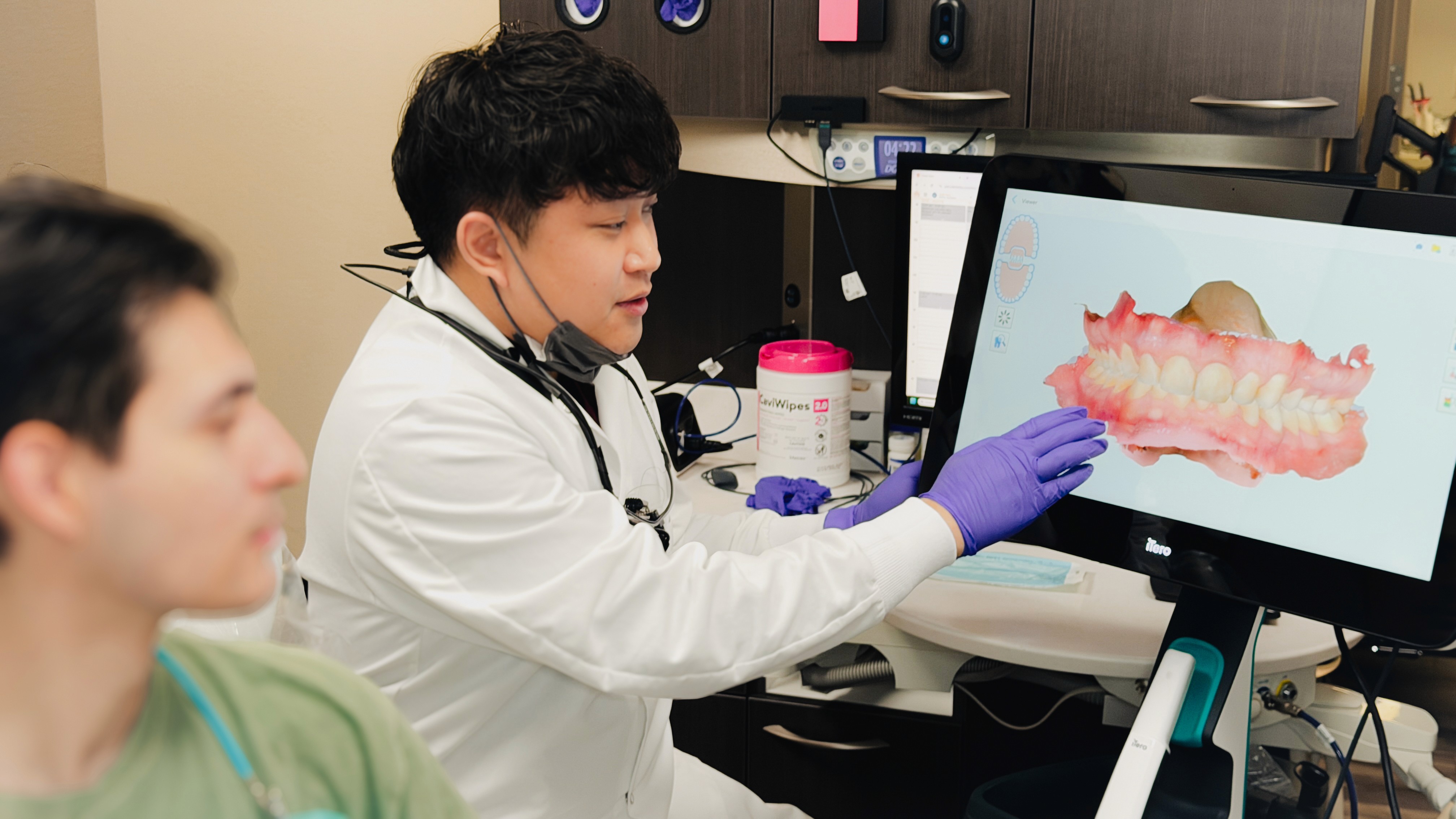 El doctor revisando la radiografía