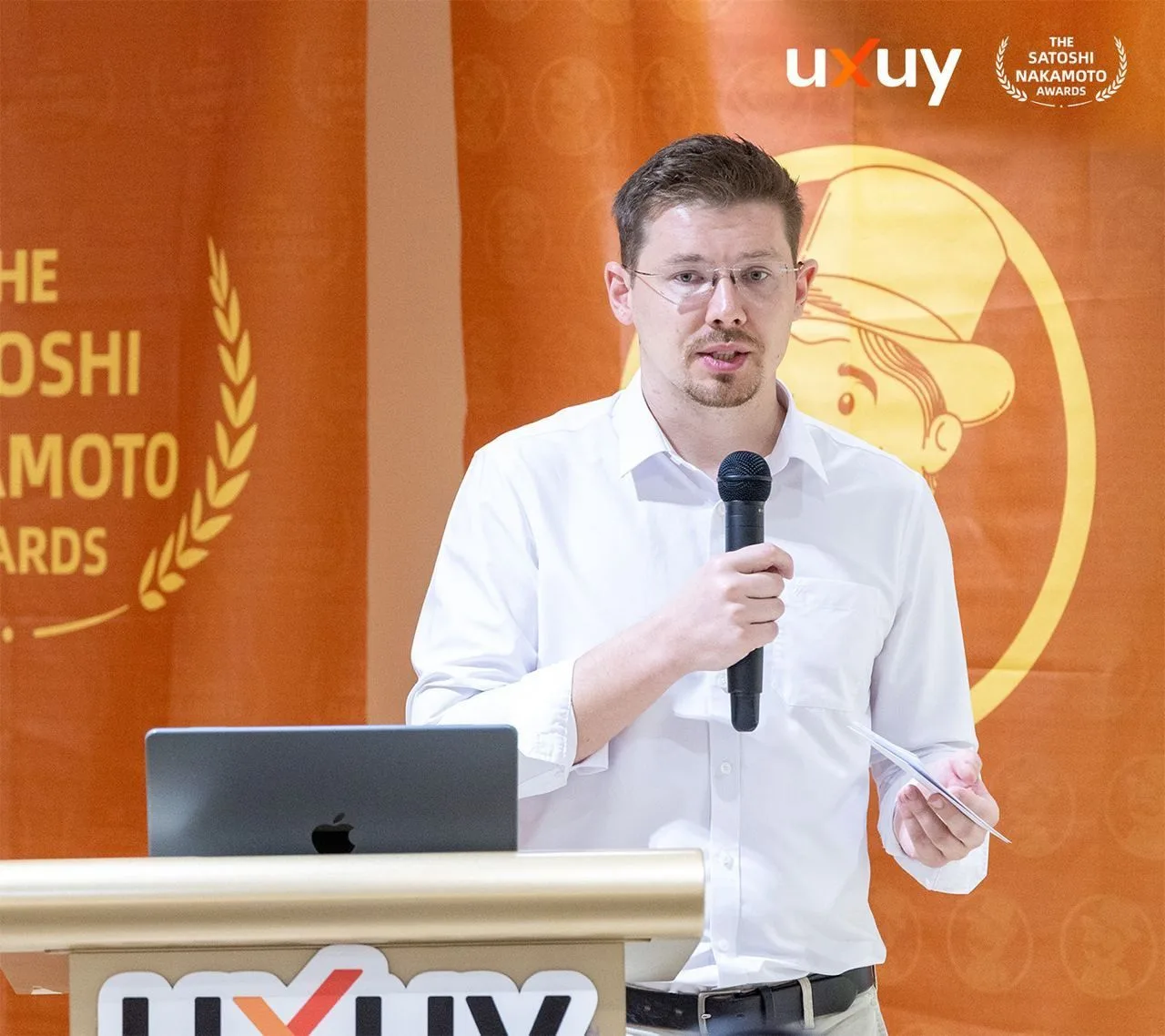 Renora founder speaking at the Satoshi Nakamoto Awards ceremony hosted by UXUY in Singapore