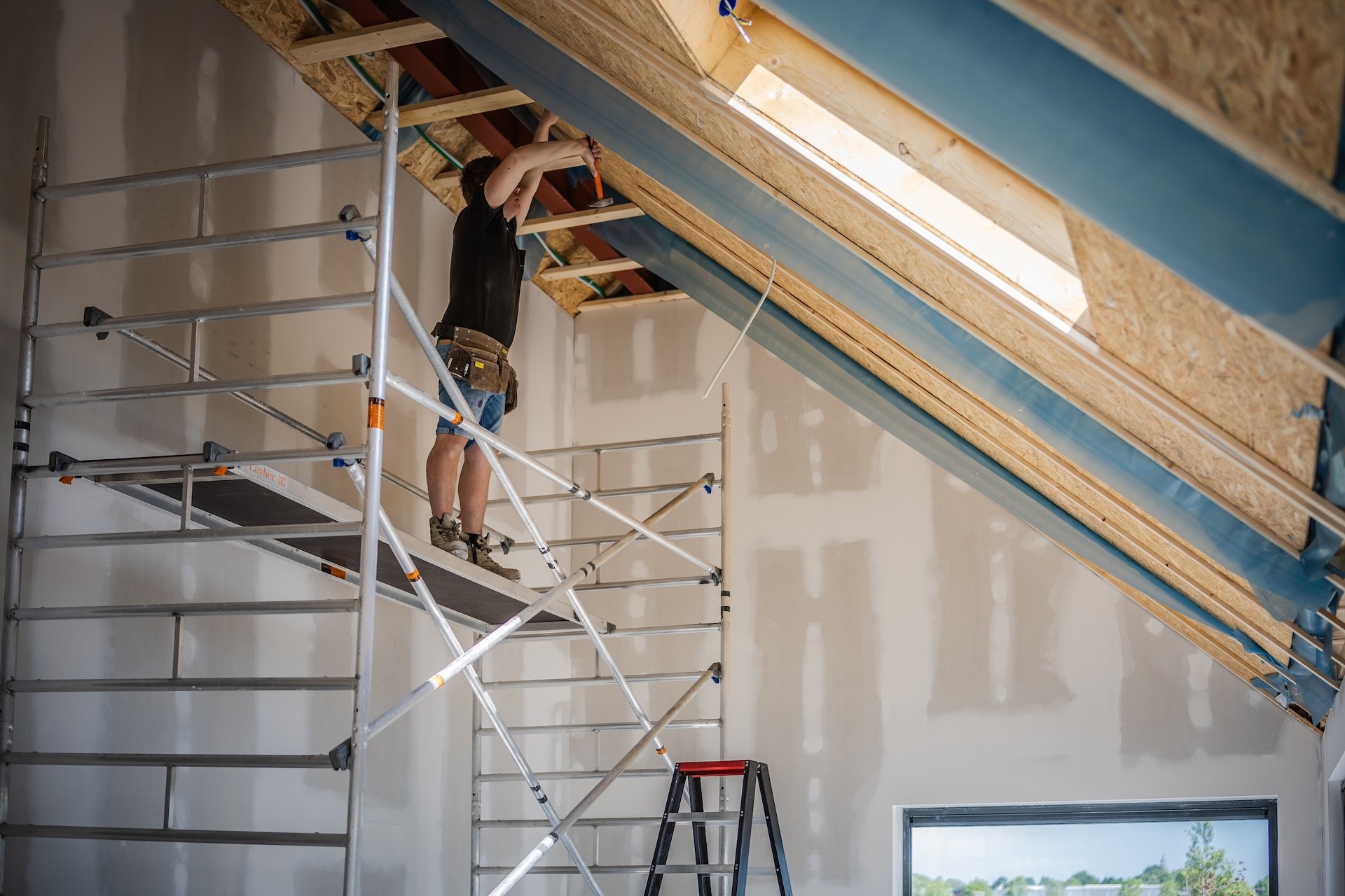 Reinard van Van Voorstrst Elektrotechniek aan het werk op de stijger