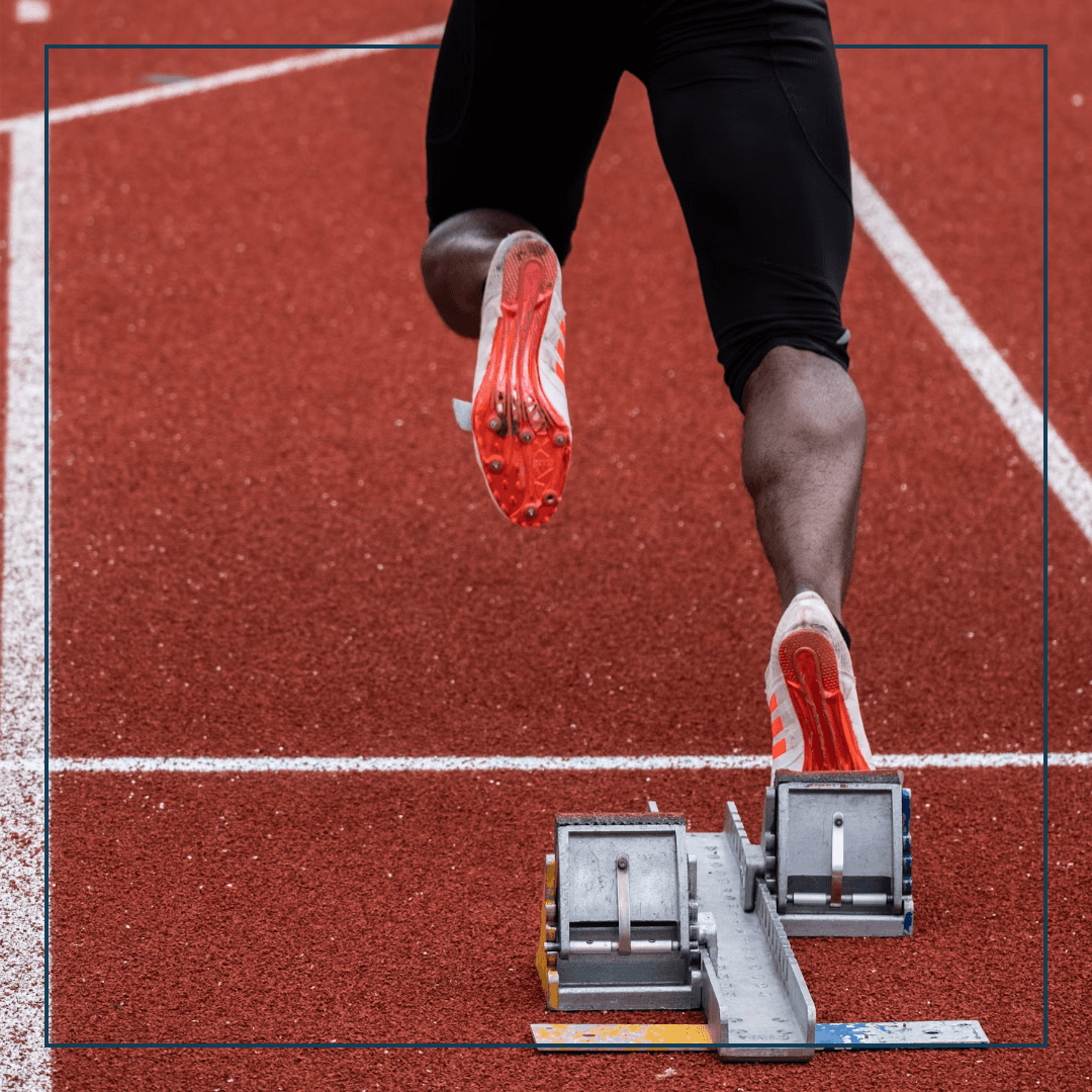 Ein Läufer startet gerade auf einer roten Rennbahn