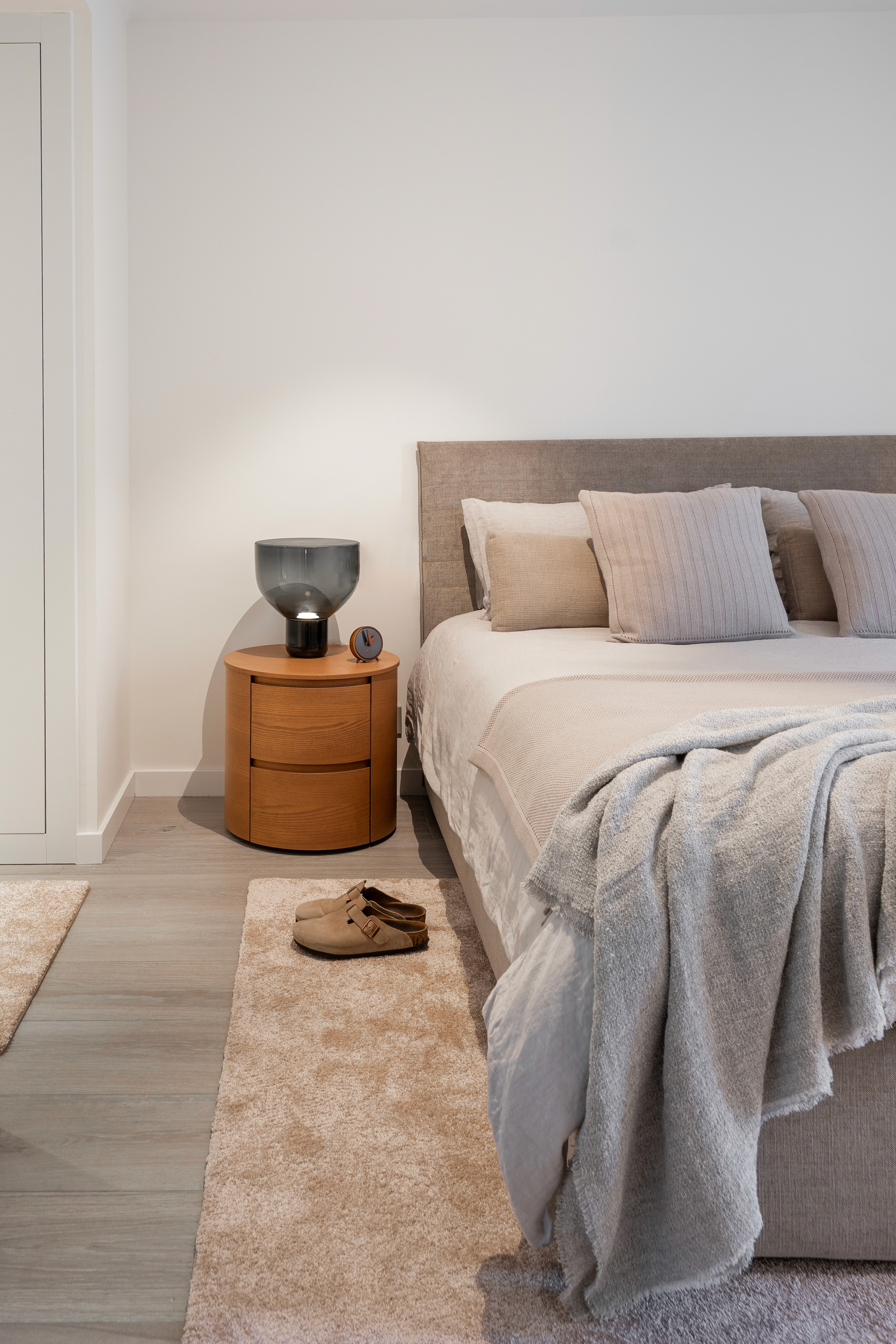 Dormitorio moderno con tonos neutros grises