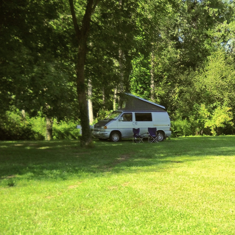emplacement de camping car et van amménagé en pleine nature au domaine de la brame, à l'ombre des arbes et au bord de l'eau