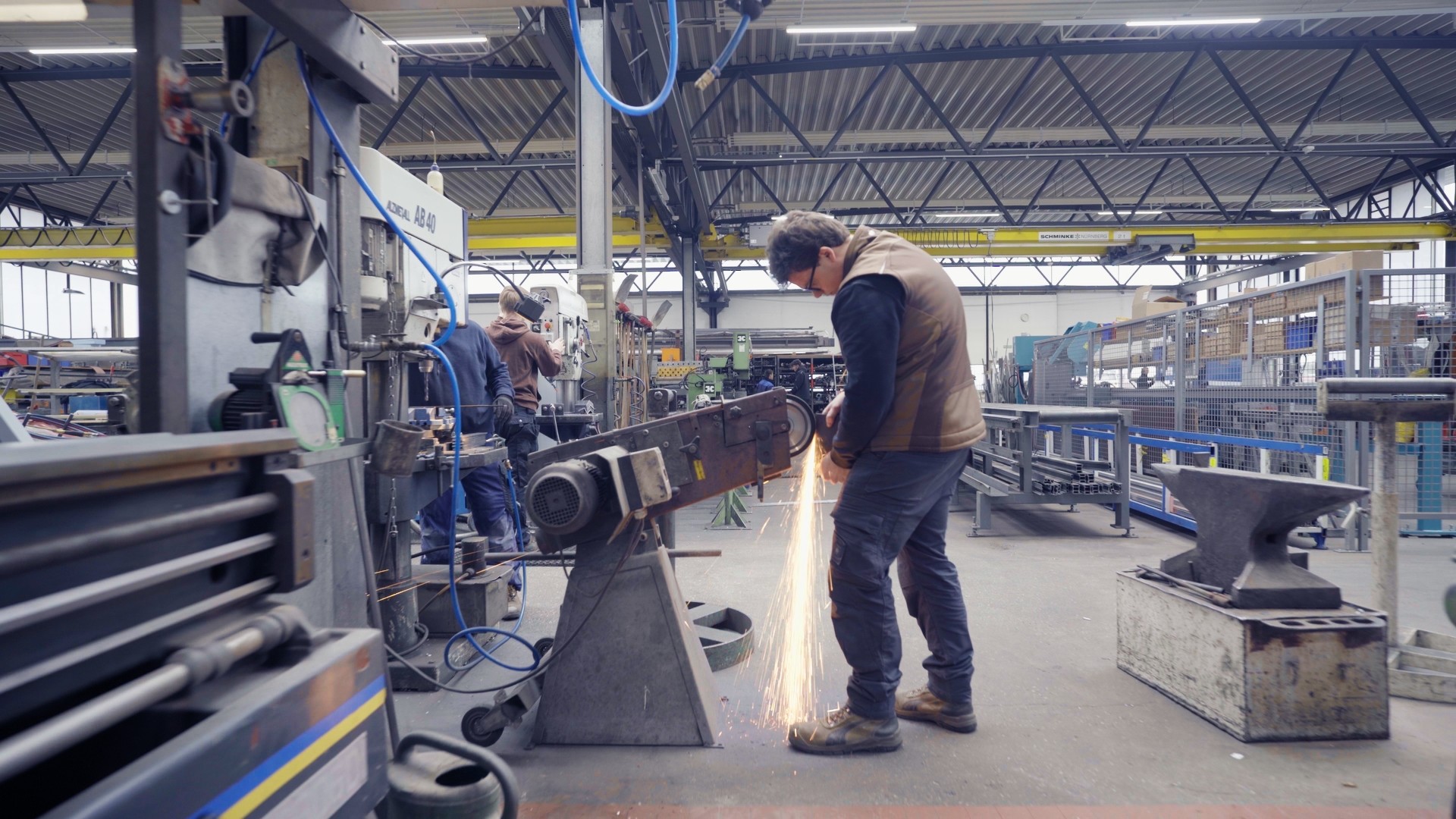 Detailaufnahme eines Schleifprozesses in der Metallverarbeitung für Unternehmensvideo