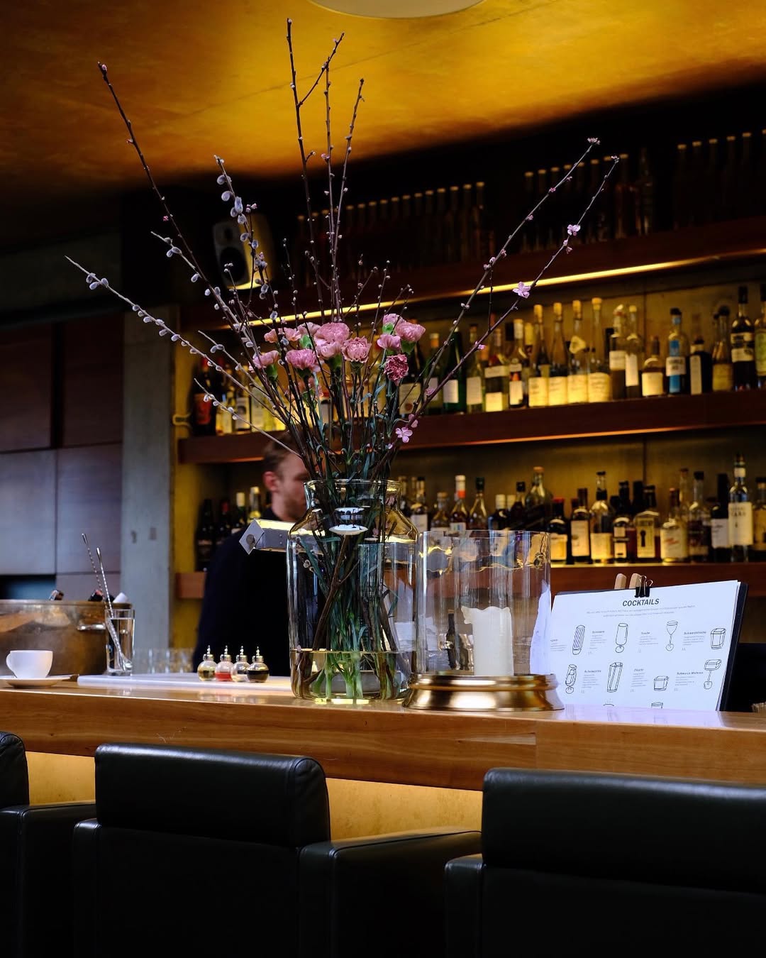 Bar im Schöllmanns in Offenburg mit Blumen und Barkeeper im Hintergrund
