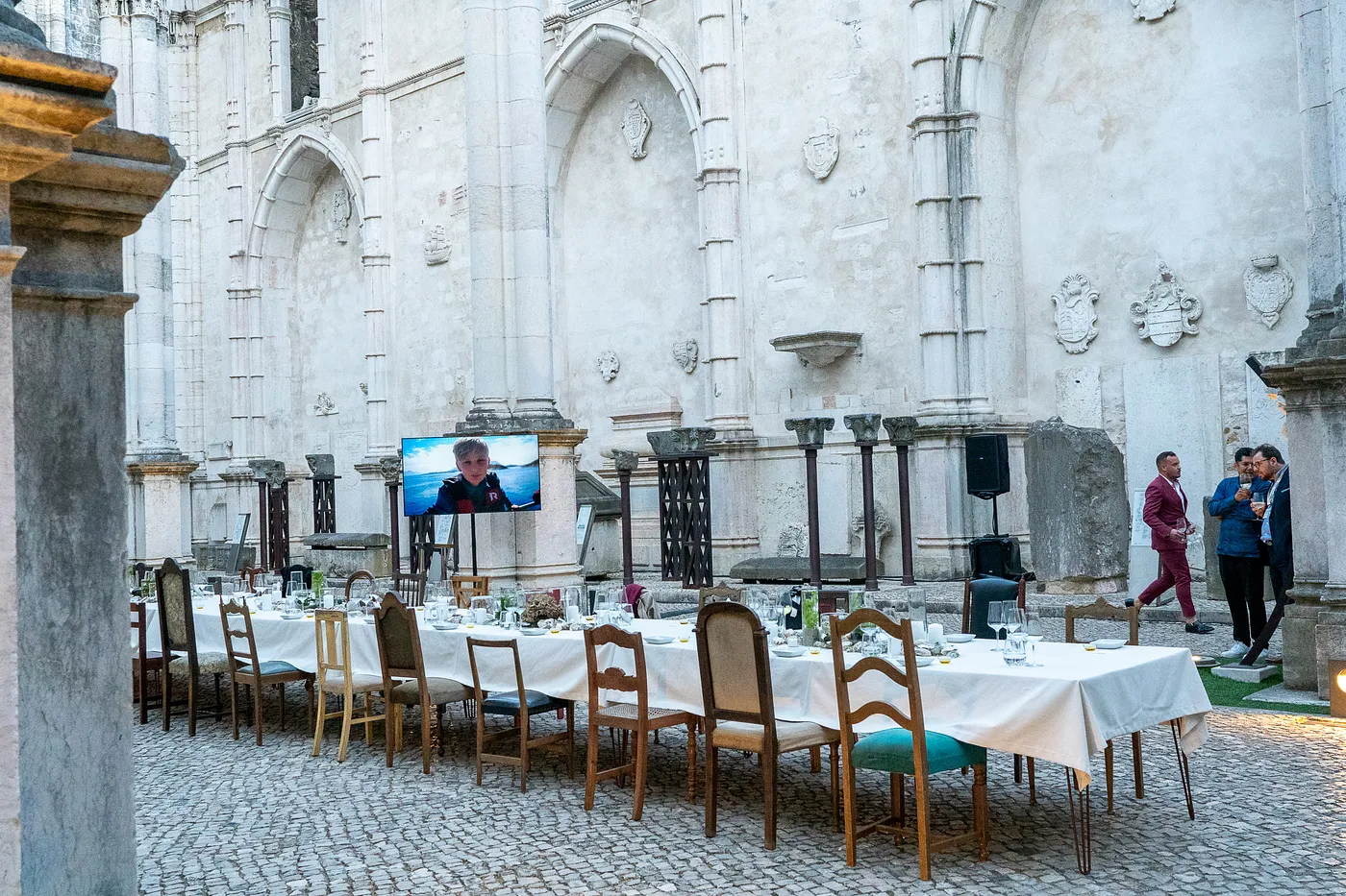 Table setting in the Ruinas do Carmo, Lisbon, Portugal. Event preparation by Lohad. Photo by Claudia Sandell-Gándara.