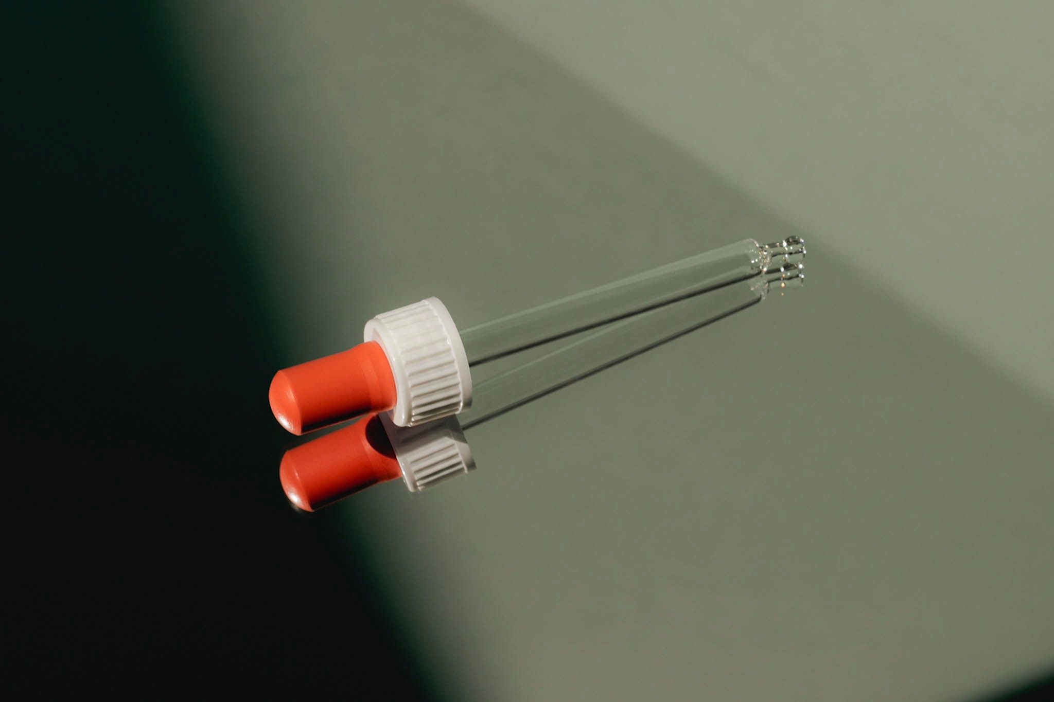 pipette posée sur une surface réfléchissante