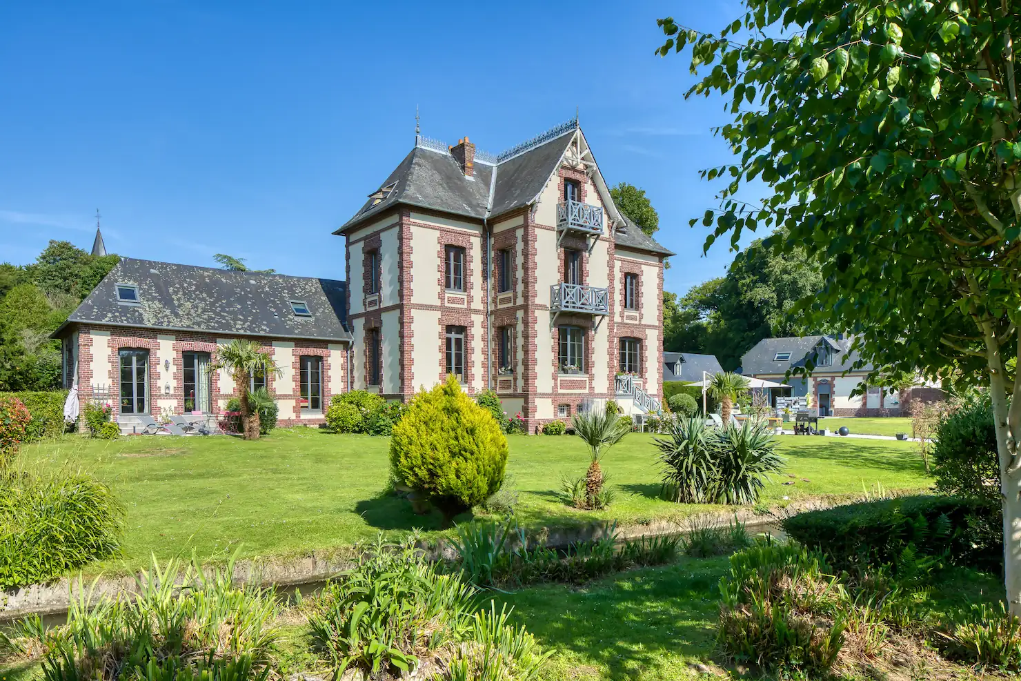 Maison anglo-normande entourée de verdure avec spa et gîtes en Normandie, proche des plages de Dieppe