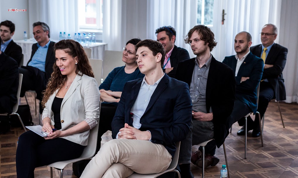 LBS students listening to DI Franz Viehböck DI Franz Viehböck, Chief Technology Officer at Berndorf AG 