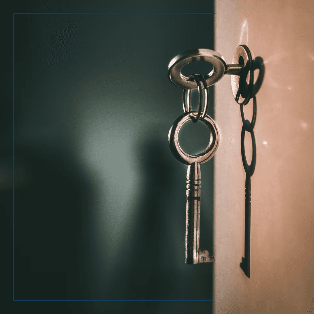 EIn Schlüsel der in einer Tür steckt