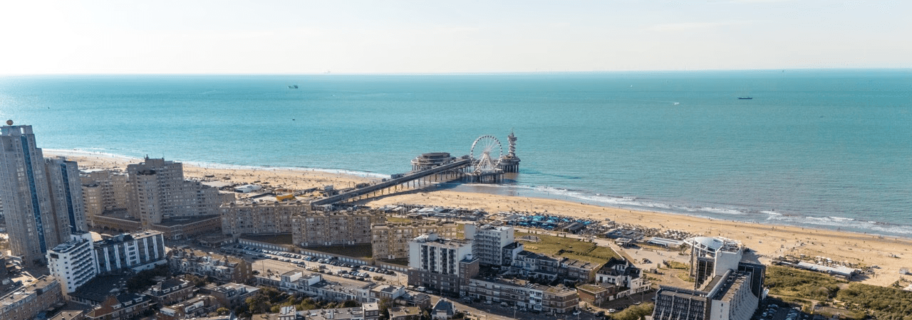 Luchtfoto van Scheveningen met uitzicht op de pier, boulevard en kustlijn