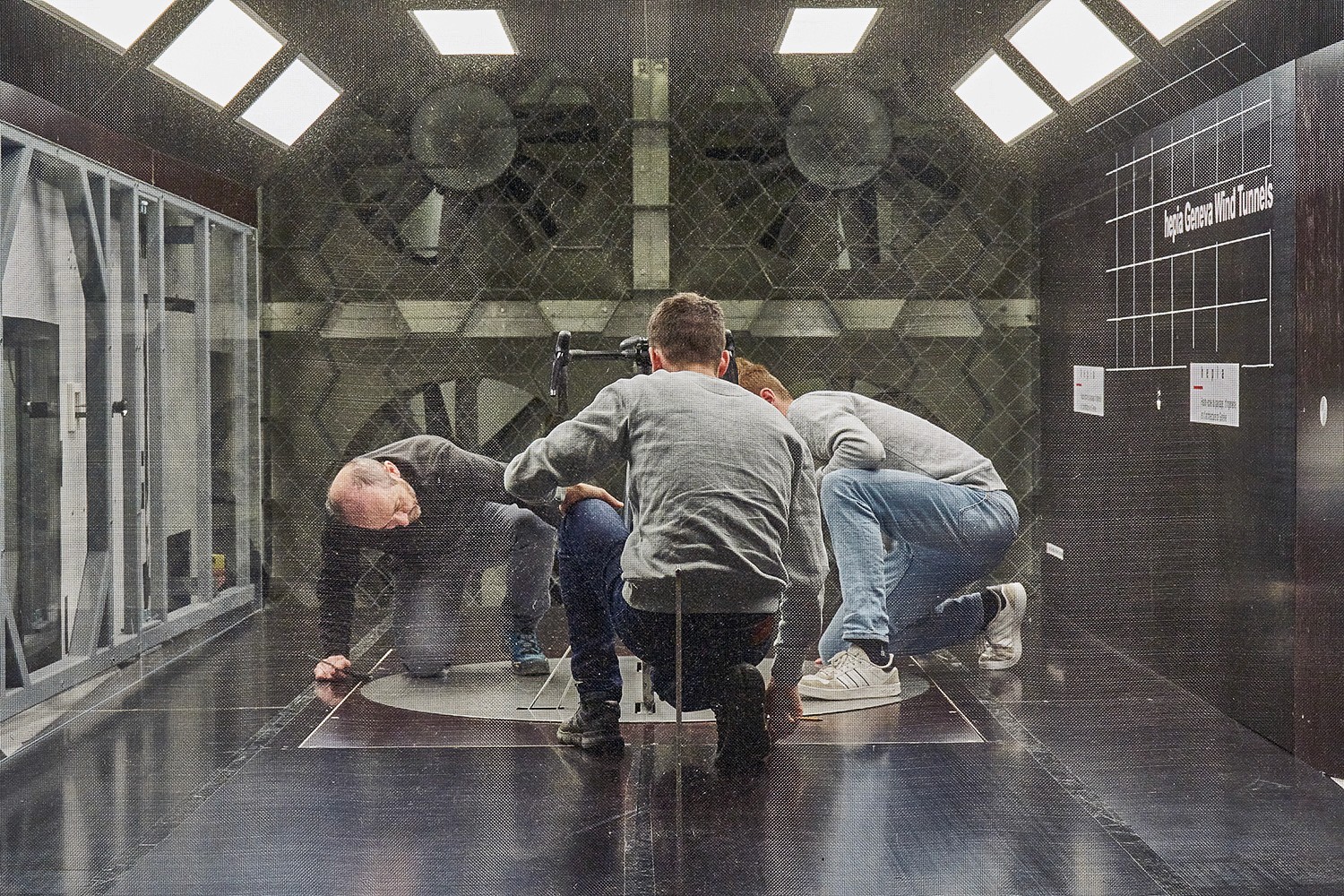 photographie reportage métier ingénieur dans soufflerie roue de vélo  2