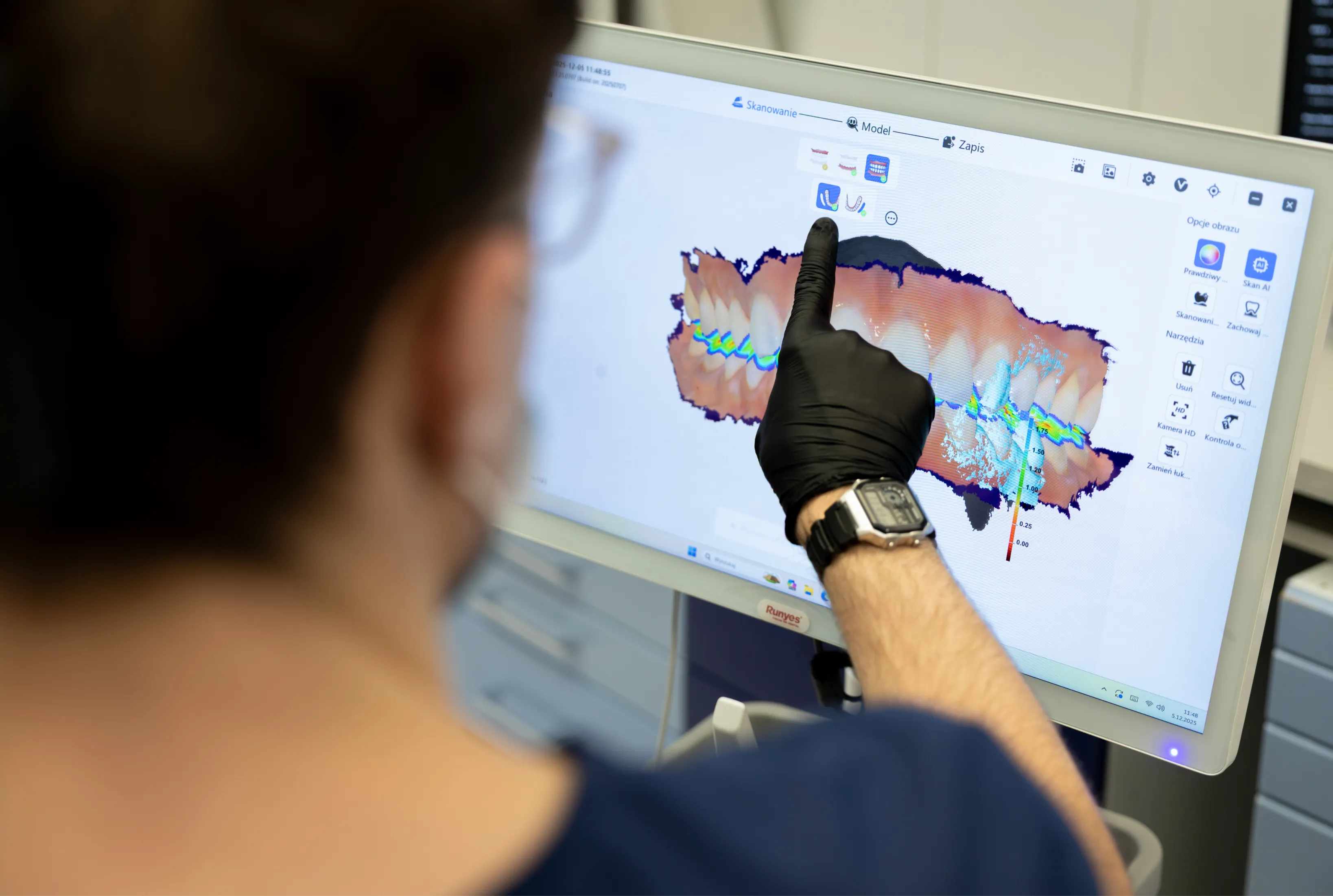 Stomatolodzy pochylający się nad pacjentem.