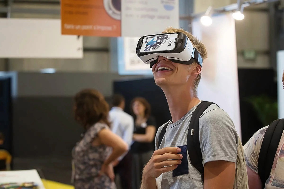 Visiteur testant la réalité virtuelle sur un salon pro — reportage événementiel Lille Nord | Anteale Yann Manac'h