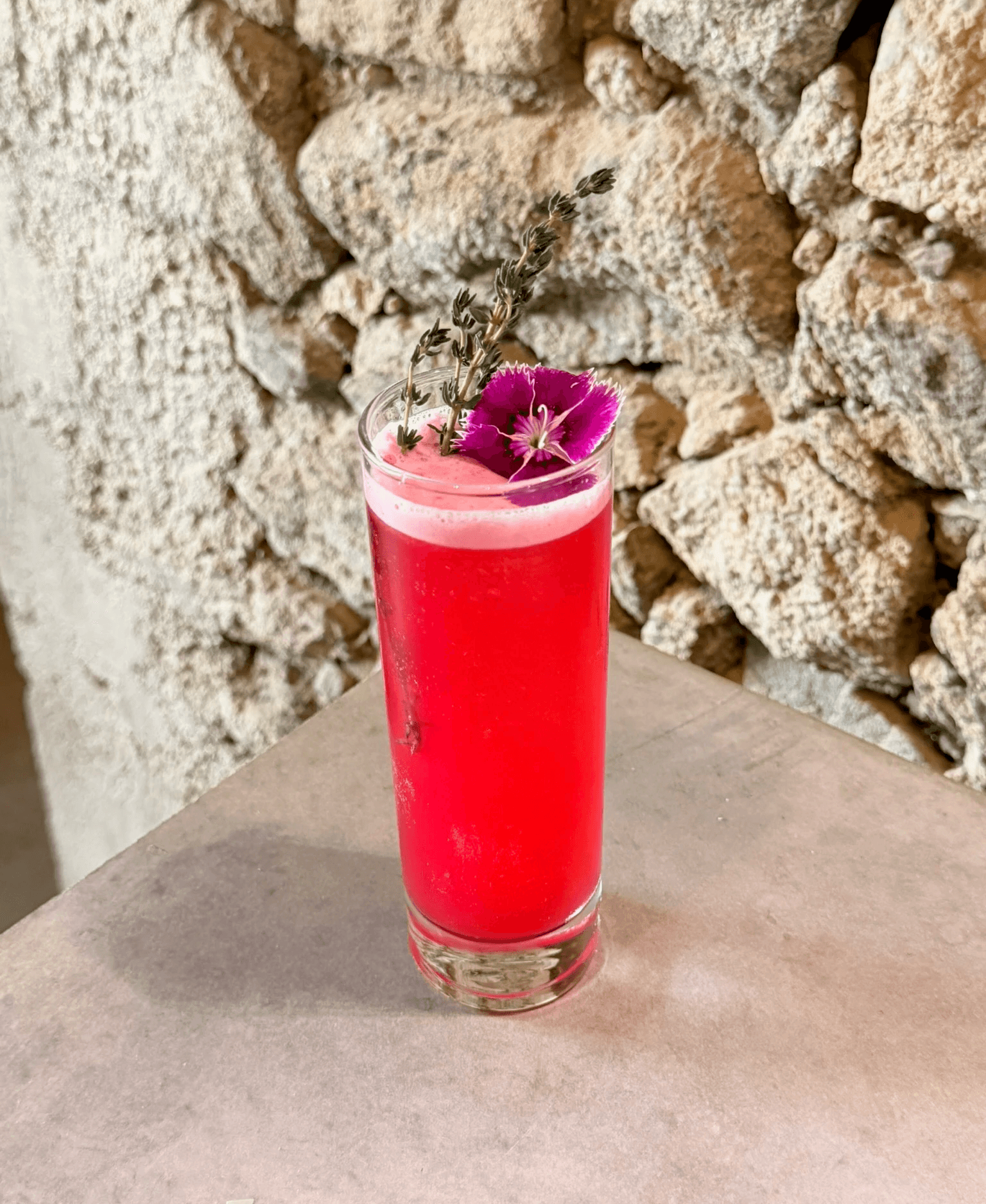 Une verre de champagne sur un comptoir