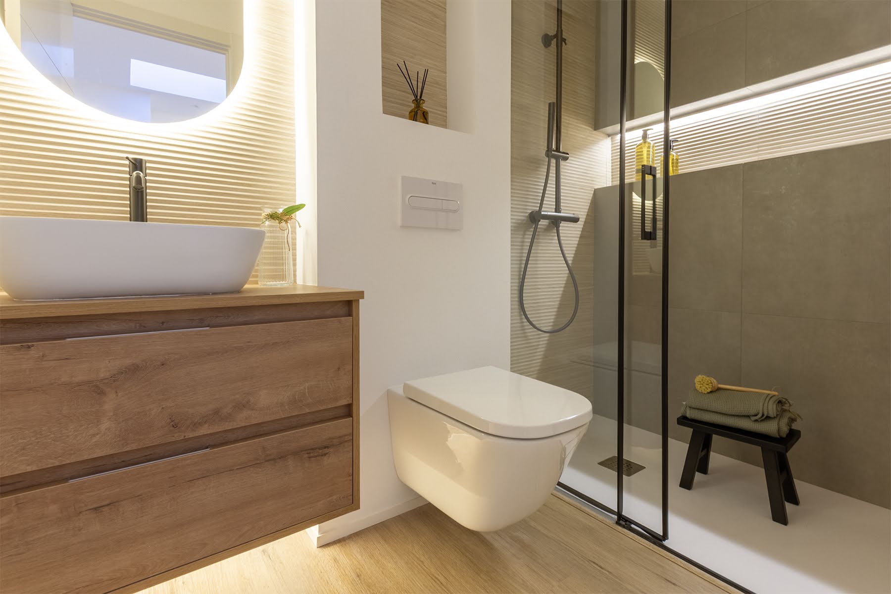 Interior reformado con diseño contemporáneo, materiales cálidos y ejecución cuidada