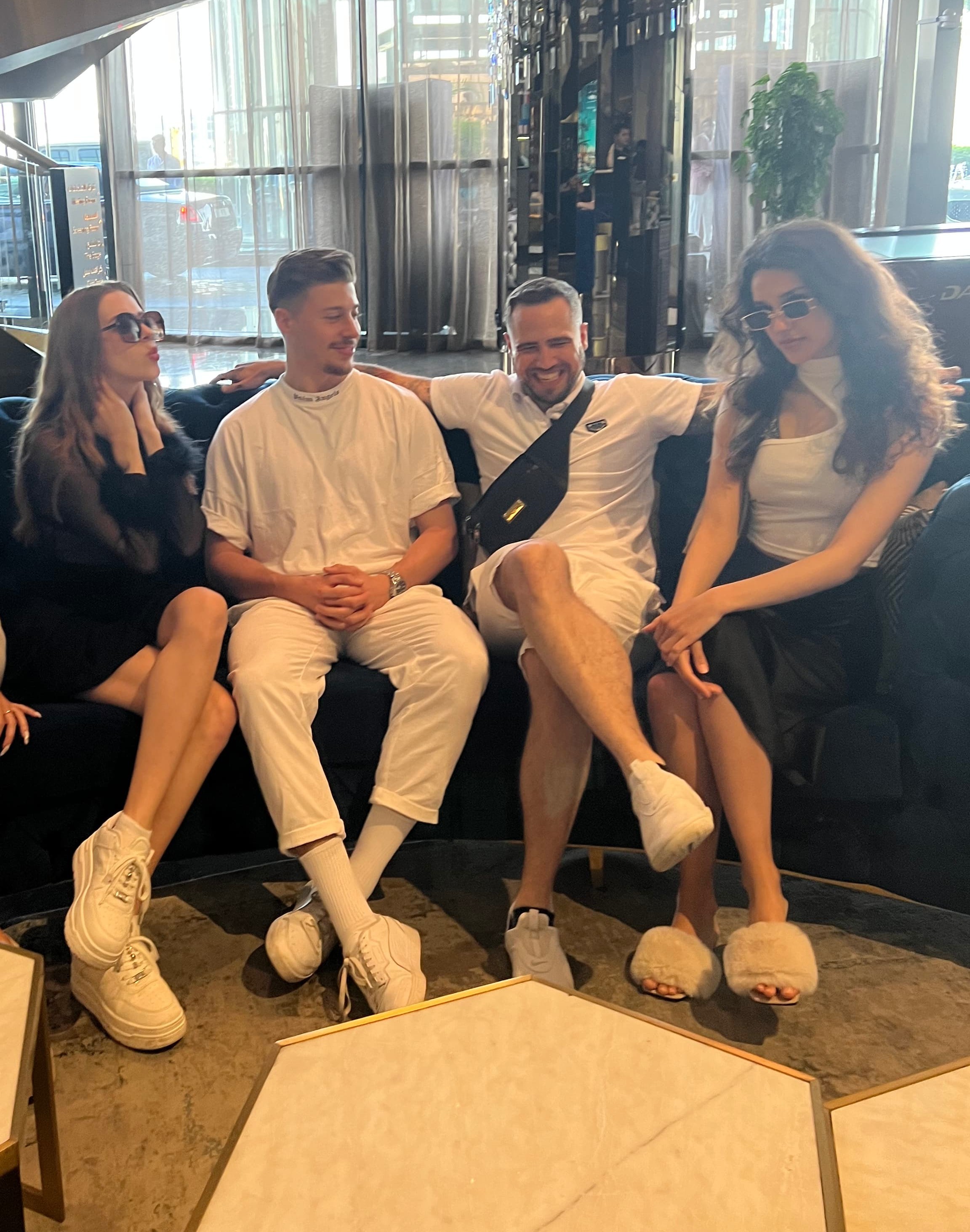 lasse und ein weiterer mann mit 2 frauen, alle sitzen auf einem sofa