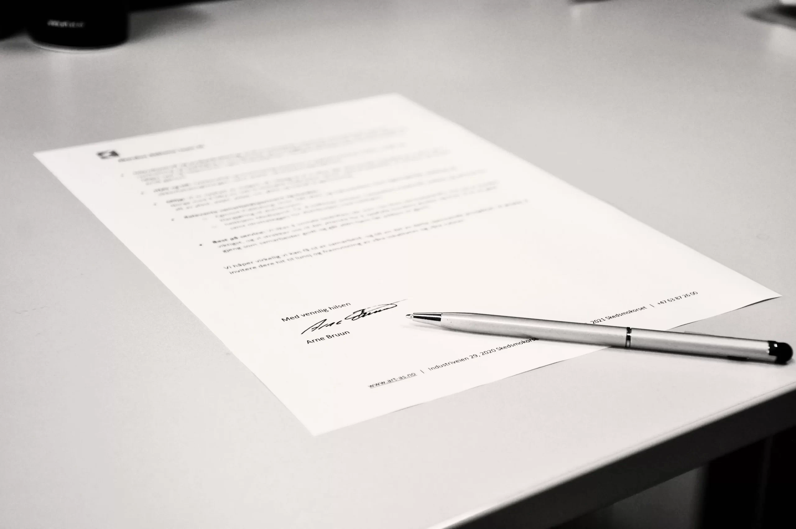 Kontrakt som er signert liggende på en pult