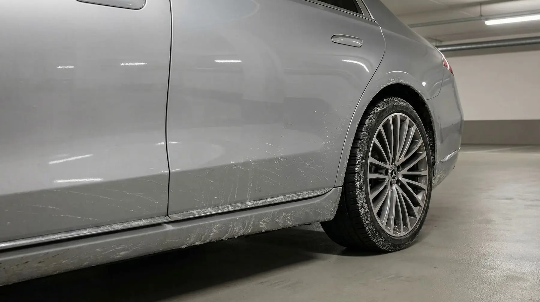 Traces de sel sur la carrosserie d’une Mercedes Classe S