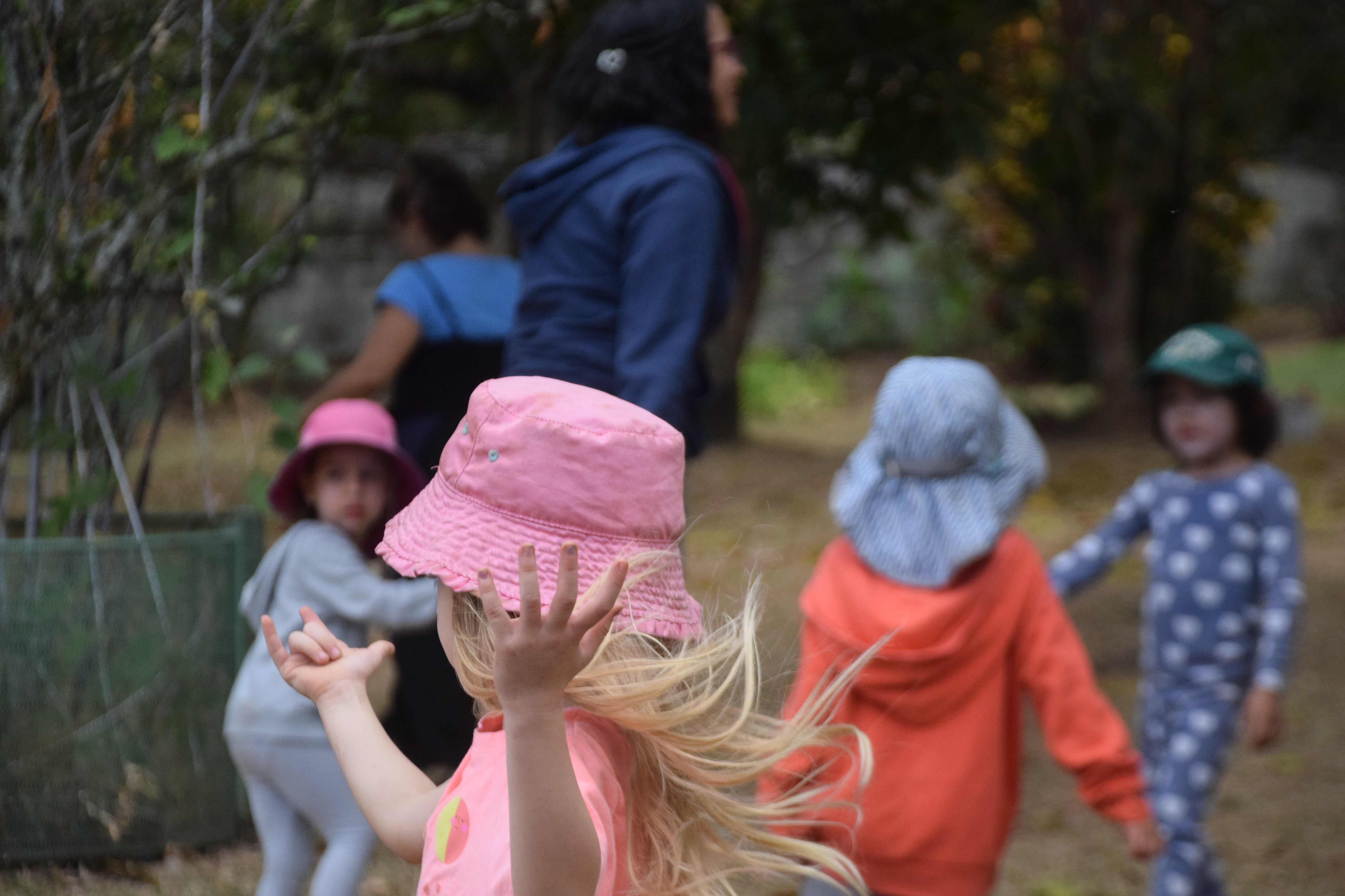 Grupo de niños jugando al aire libre en un entorno natural, representando la libertad y el juego exploratorio