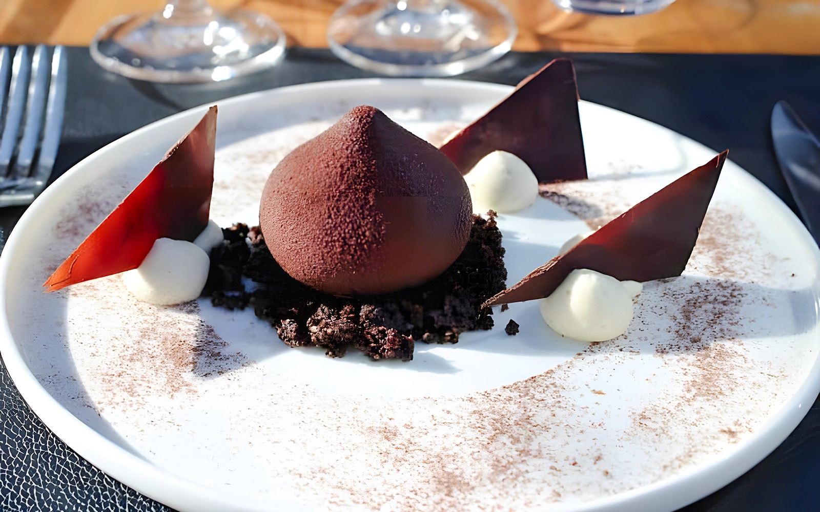 布斯托罗姆巴黎游览中的巧克力甜点,内含慕斯和碎片。