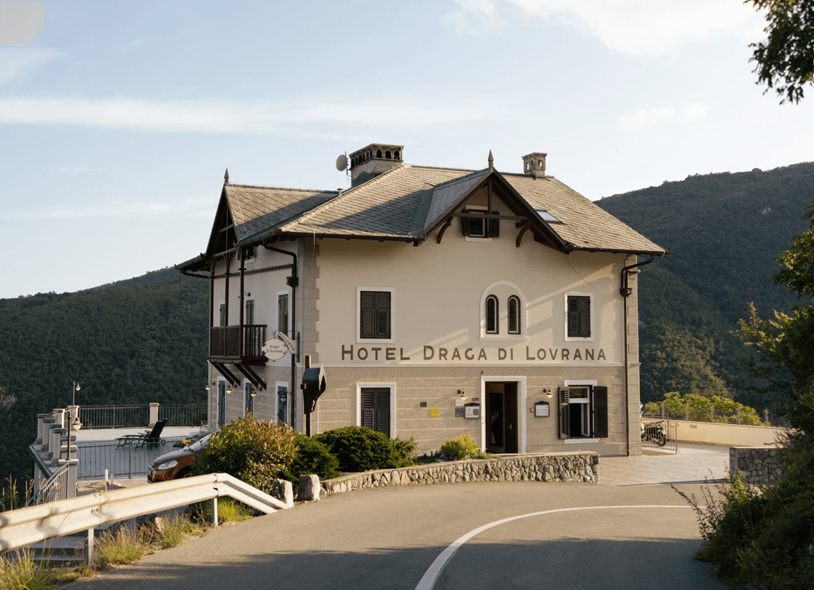 Hotel Draga di Lovrana, a photo taken from the road leading to it