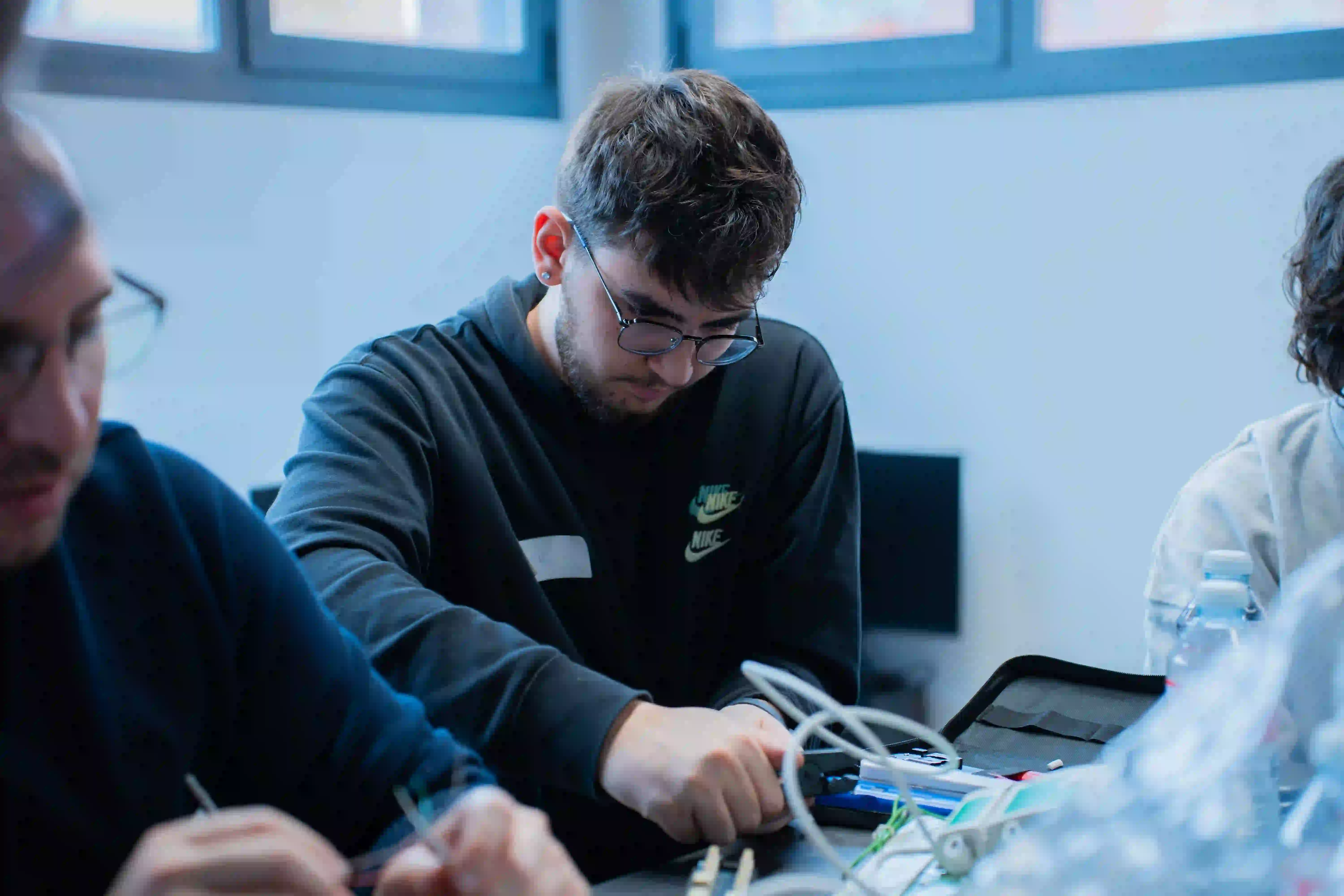 La práctica es la base: así pasaron a la acción los alumnos de Prometeo FP DAM, ASIR y SMR