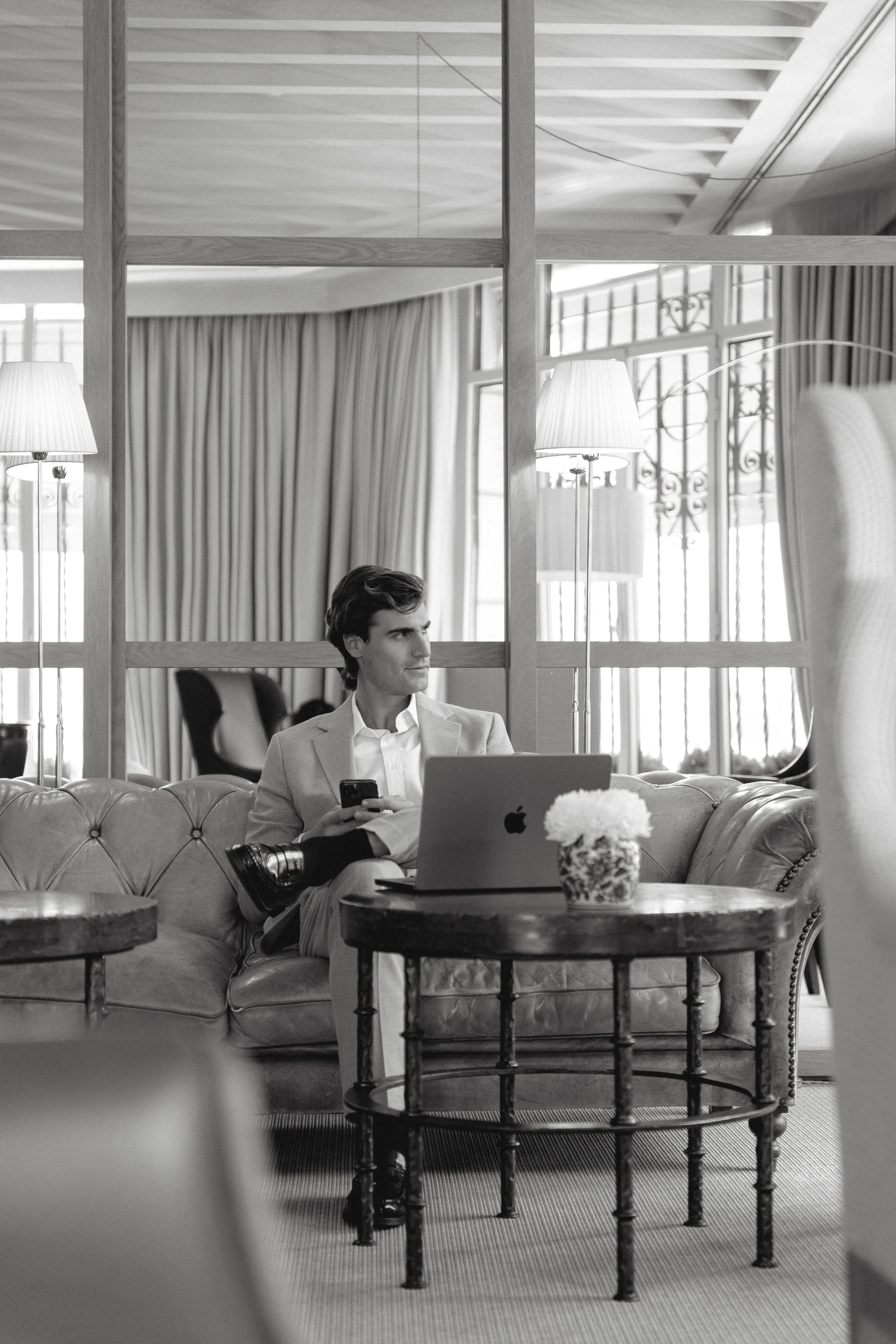 hombre joven trabajando en lobby hotel Urso