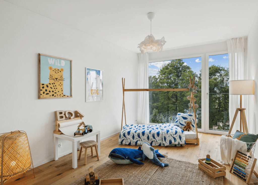 Minimalistisches Kinderzimmer mit verspielten Akzenten und großem Fensterblick auf die Natur.