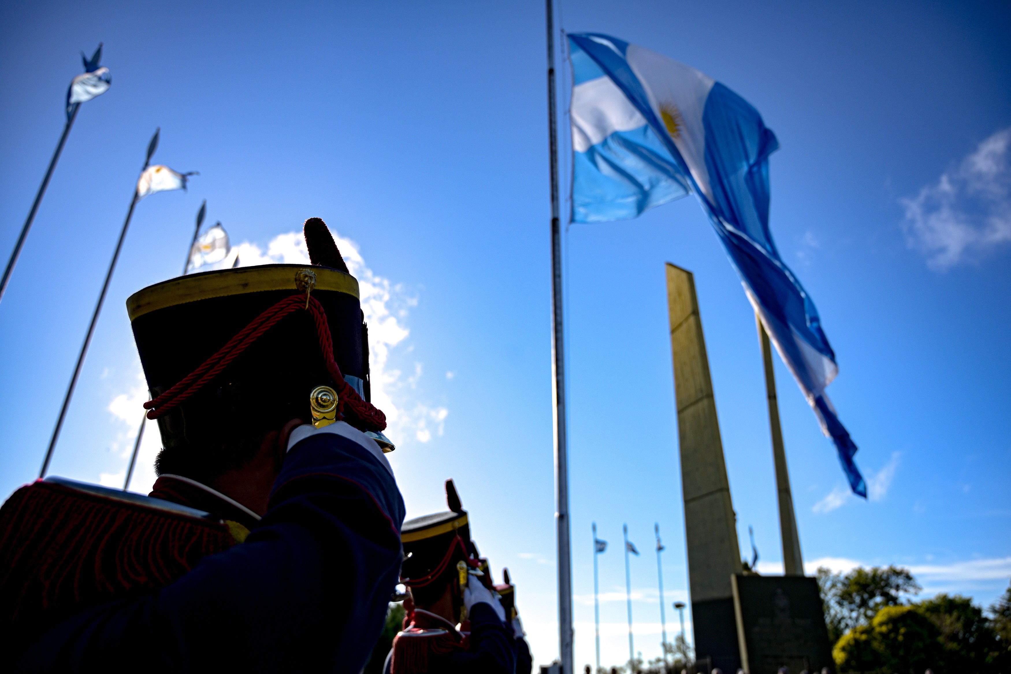 Granadero saludando la bandera argentina en un acto oficial.