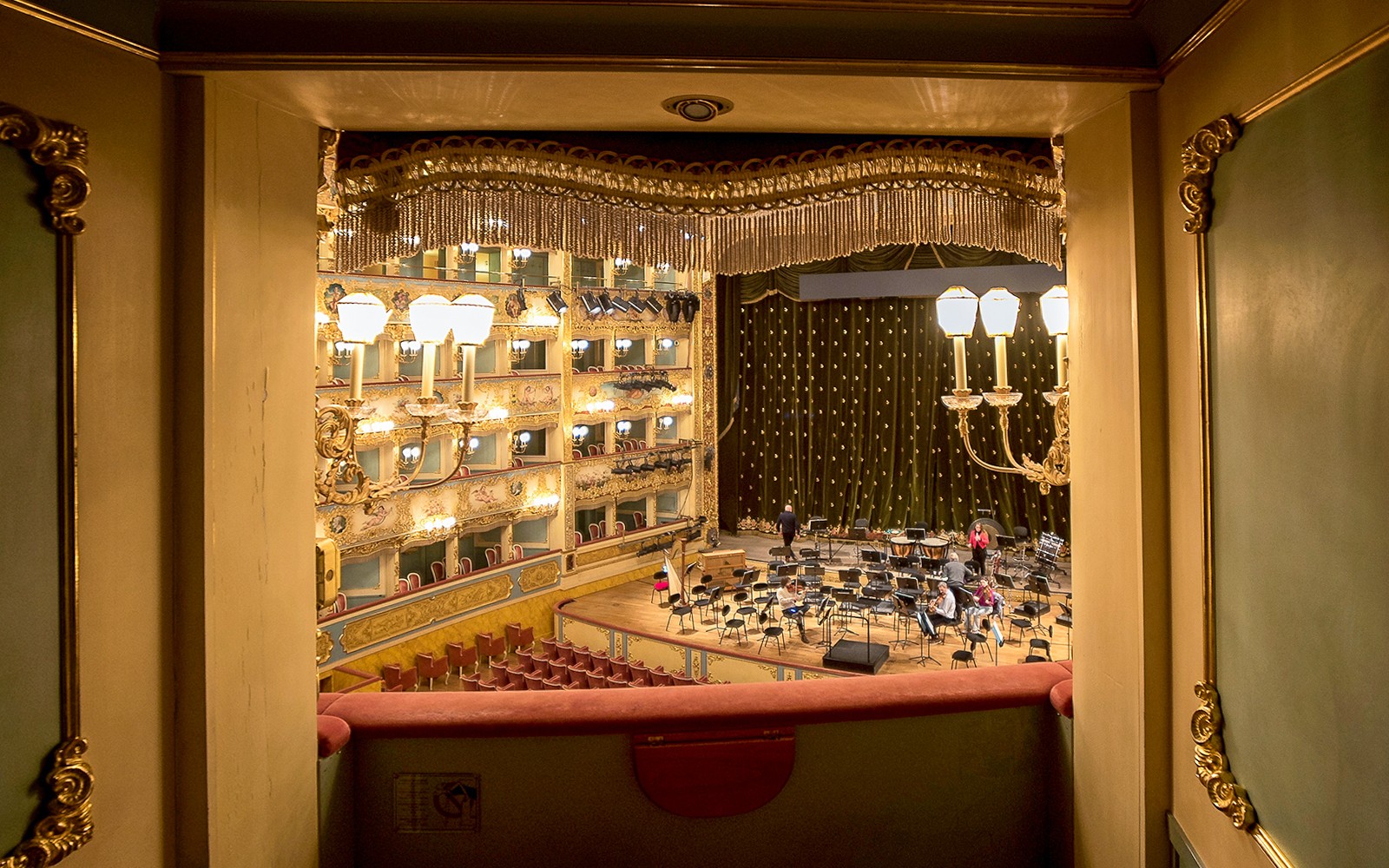 Interior gedung opera Teatro La Fenice dengan balkon berornamen, Venesia, Italia.